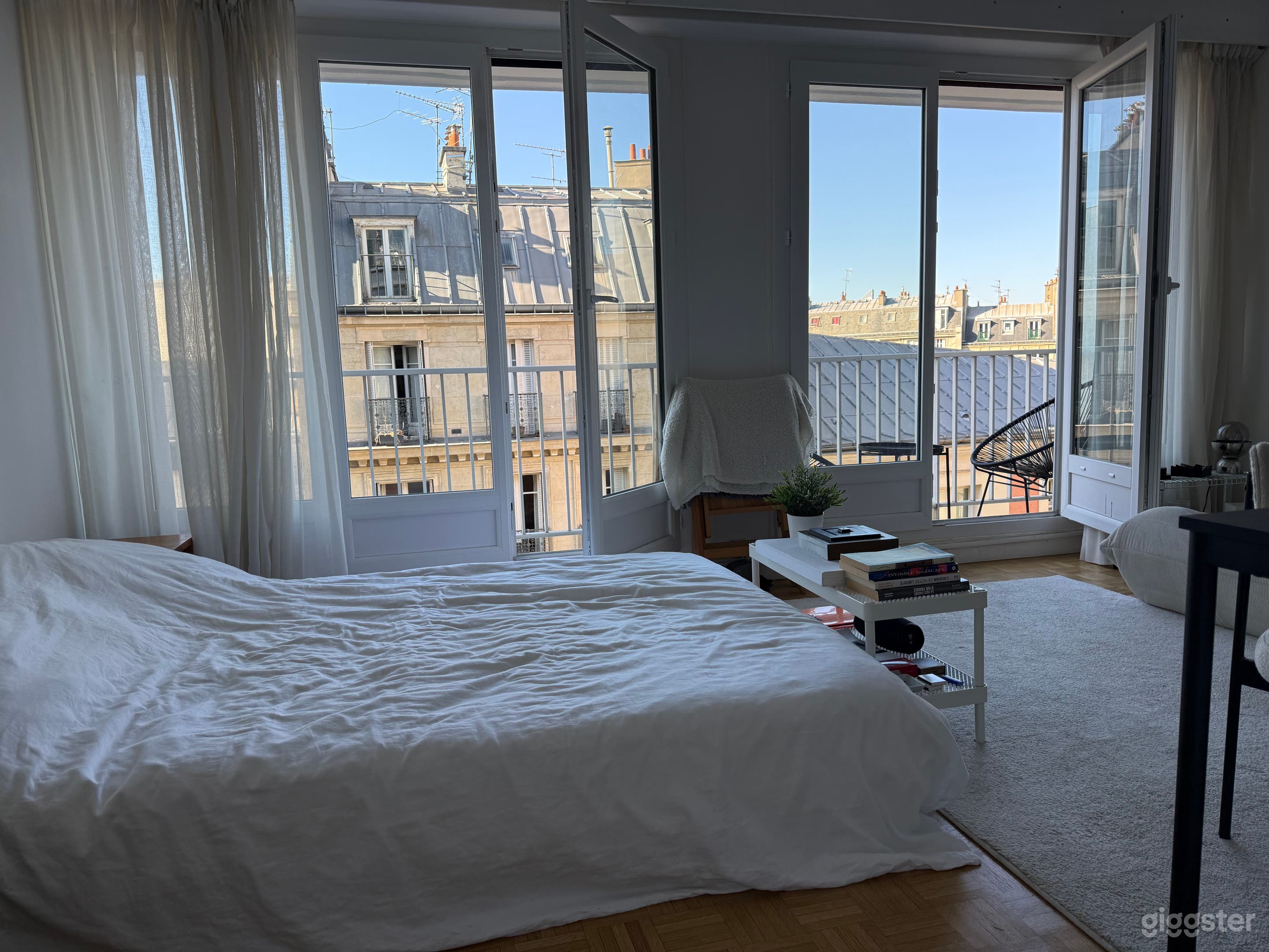 Photo de Appartement parisien minimaliste avec balcon 4