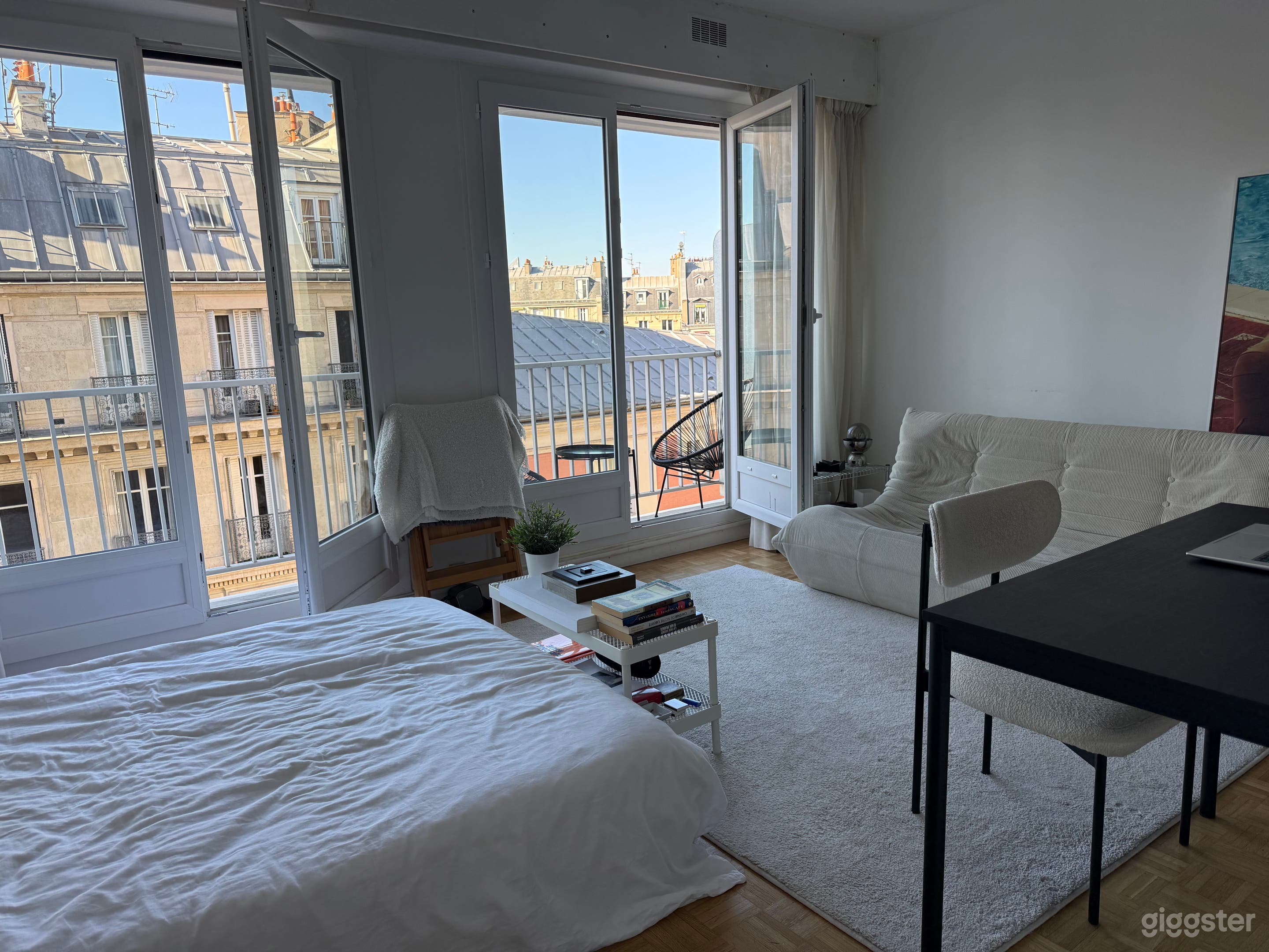 Photo de Appartement parisien minimaliste avec balcon 1