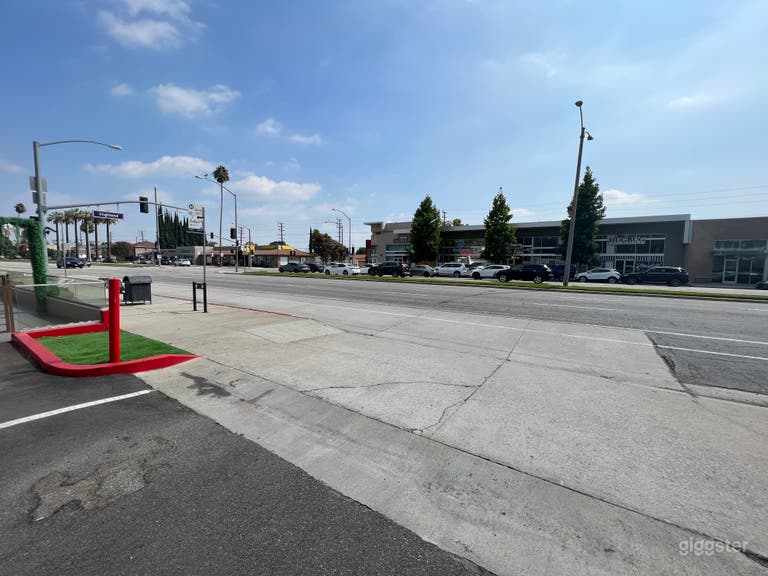  Huge modern grocery store for filming 