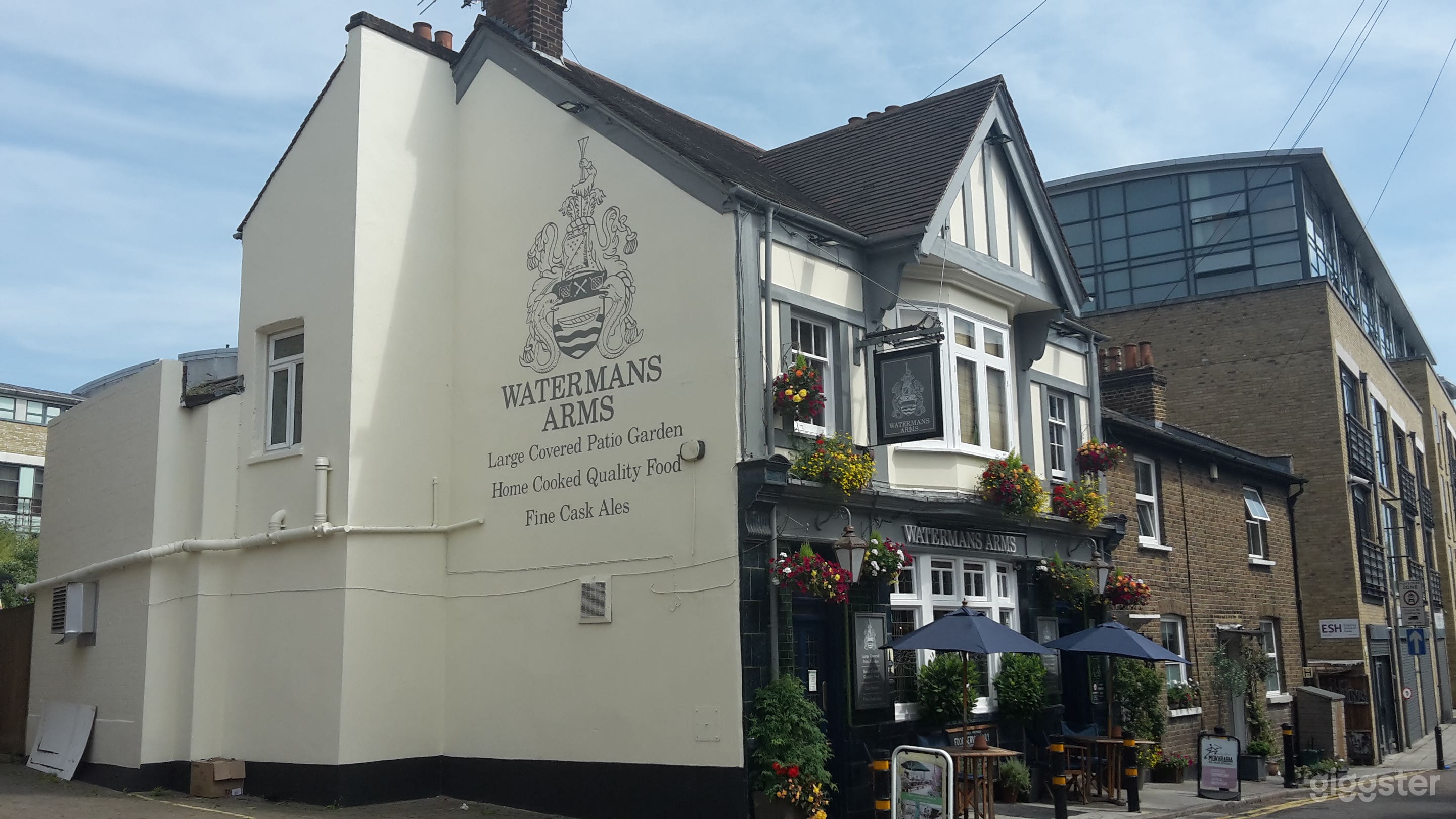 Traditional 1920's pub with Japanese garden Photo 2