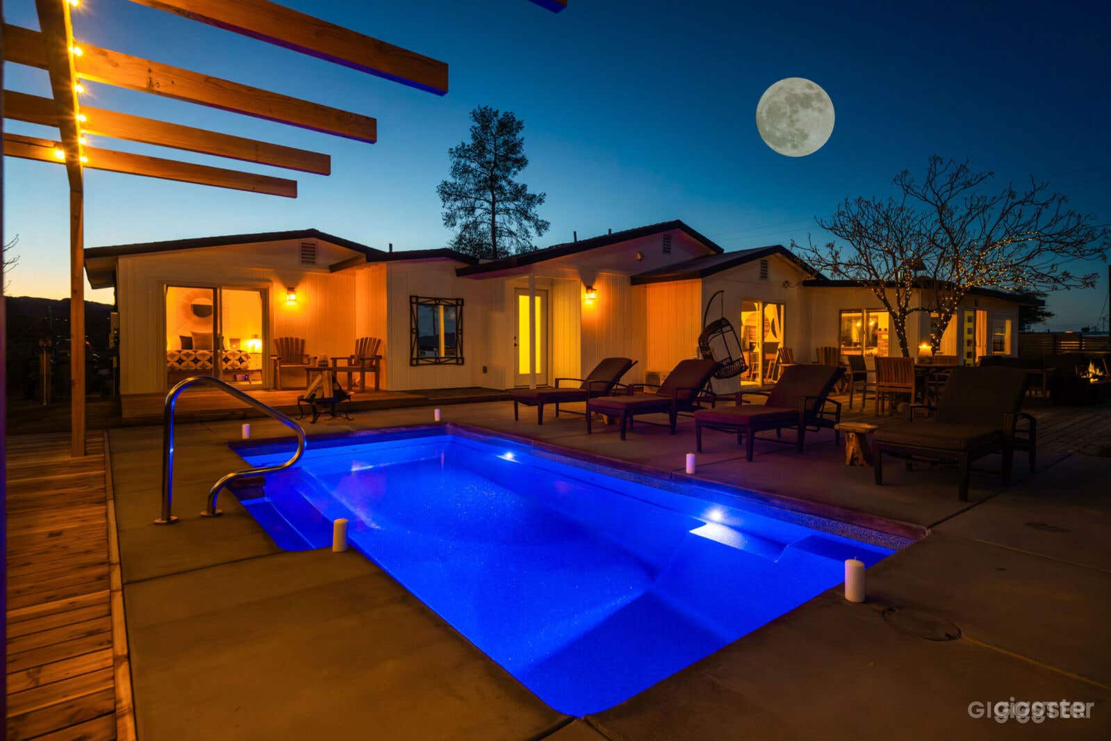 Desert Views &amp; Poolside Paradise Photo 4