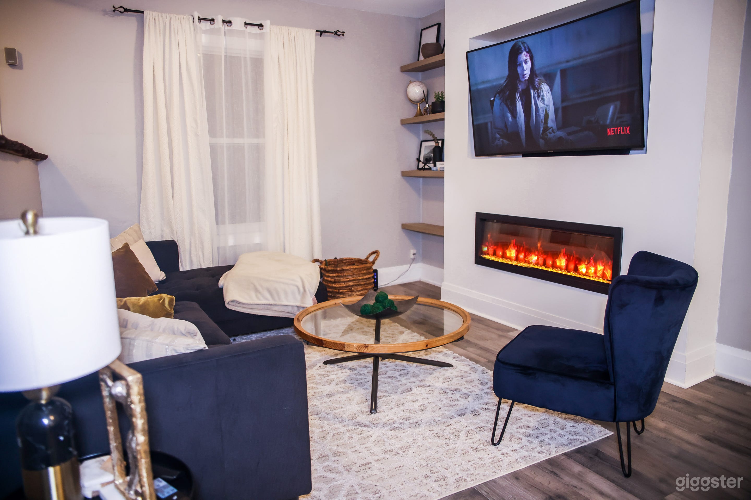 Heart of Hamilton Modern Home  Photo 4