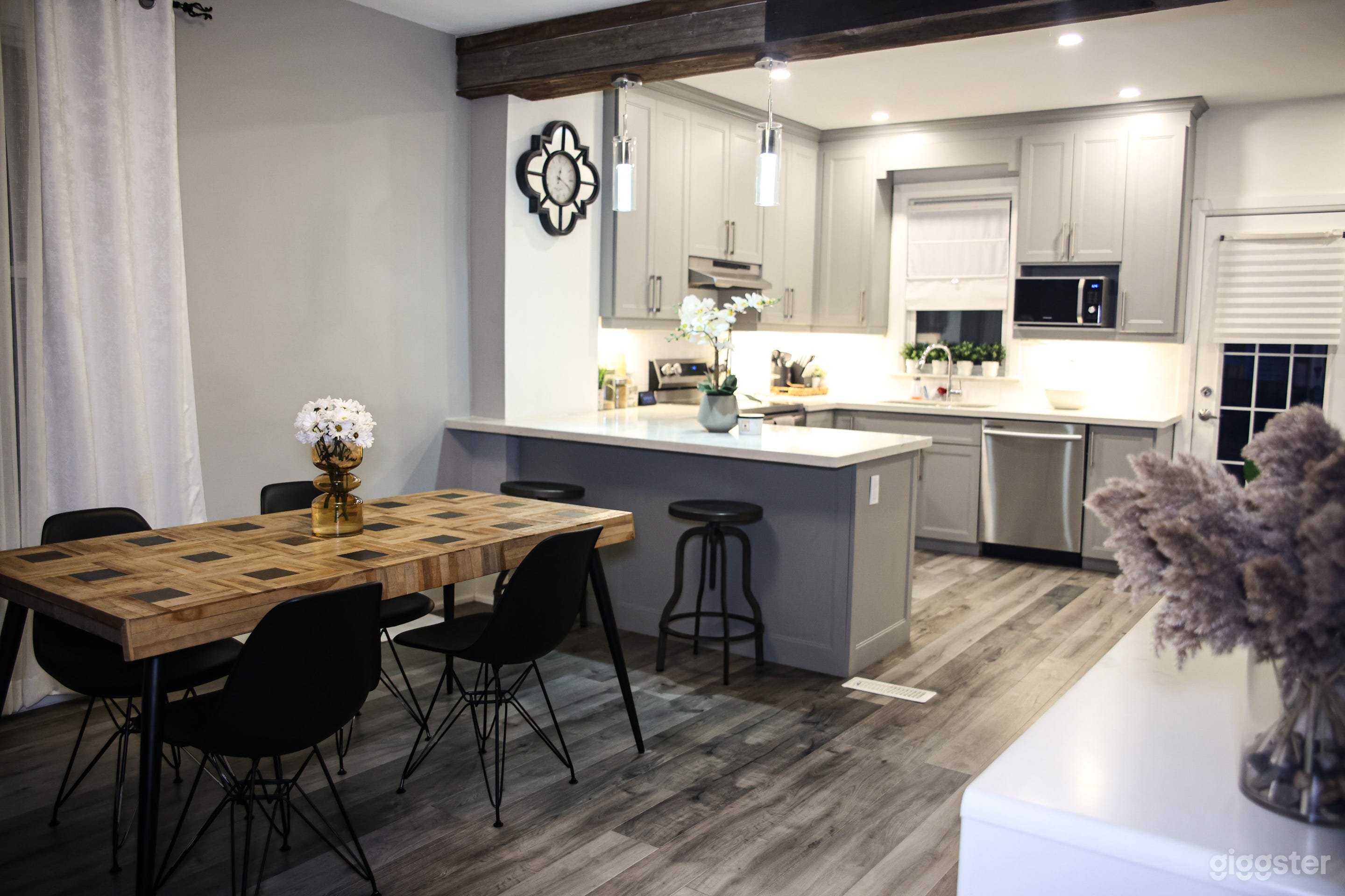 Heart of Hamilton Modern Home  Photo 3