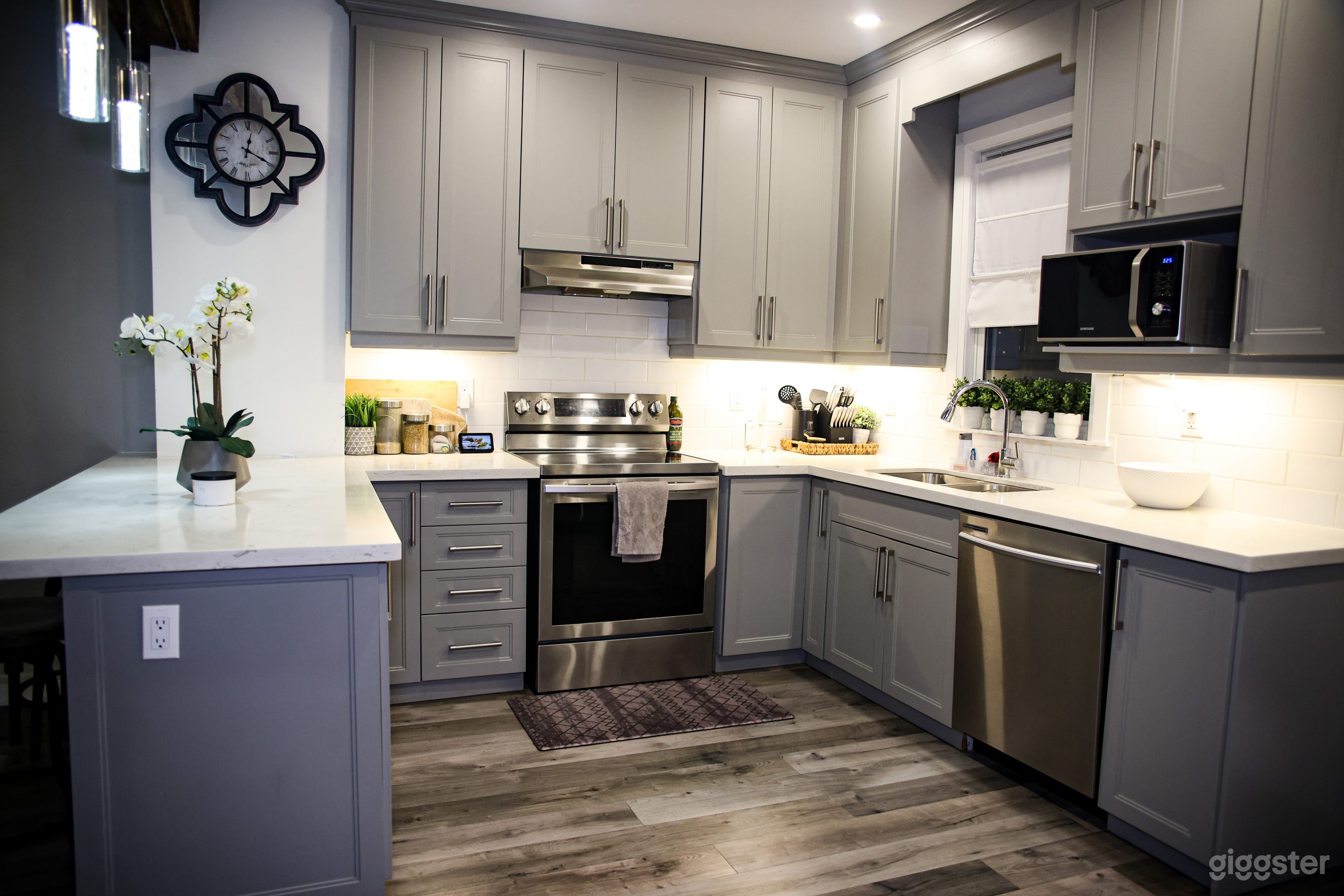 Heart of Hamilton Modern Home  Photo 1