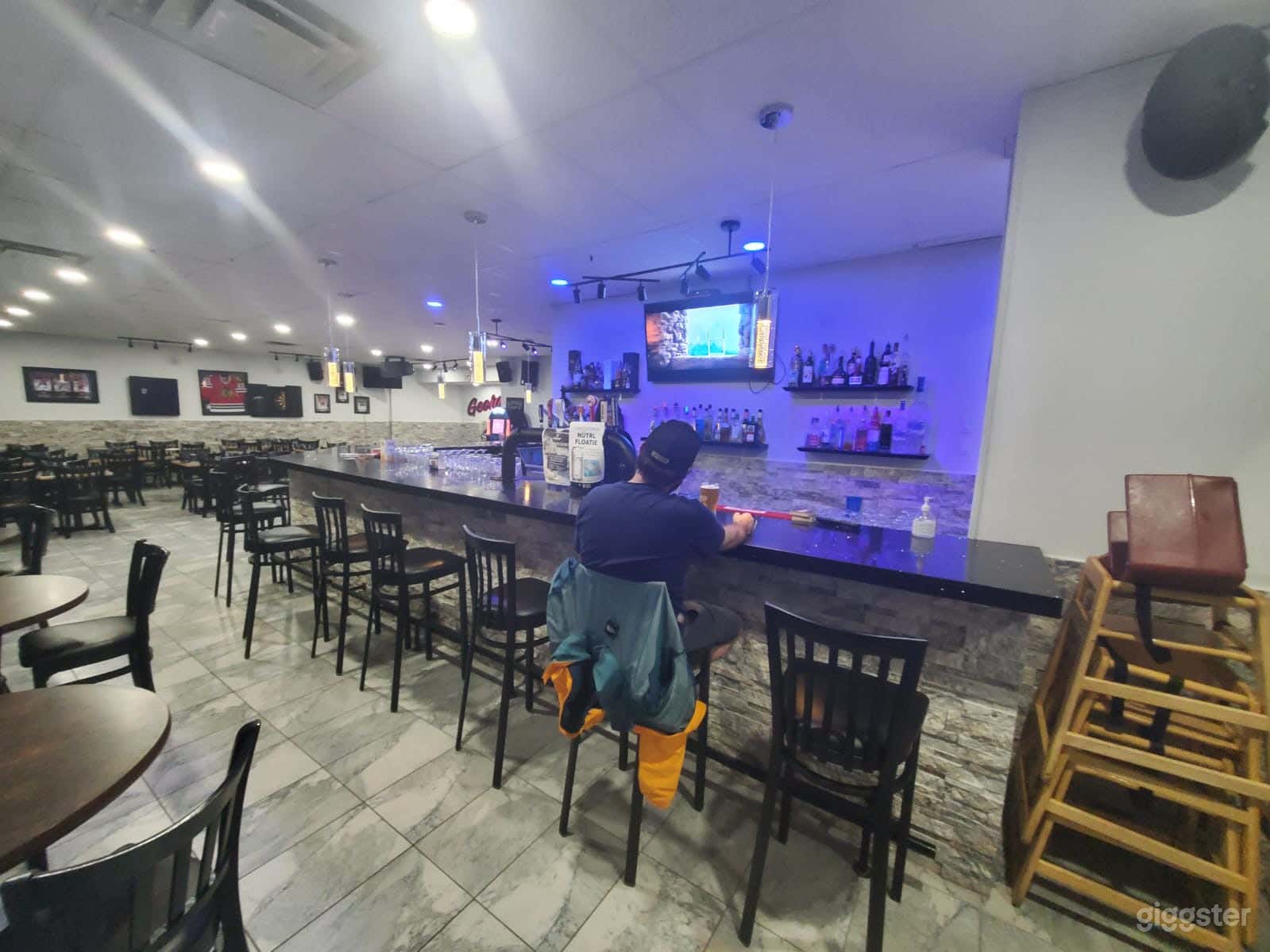 Modern Restaurant/Bar  Photo 3