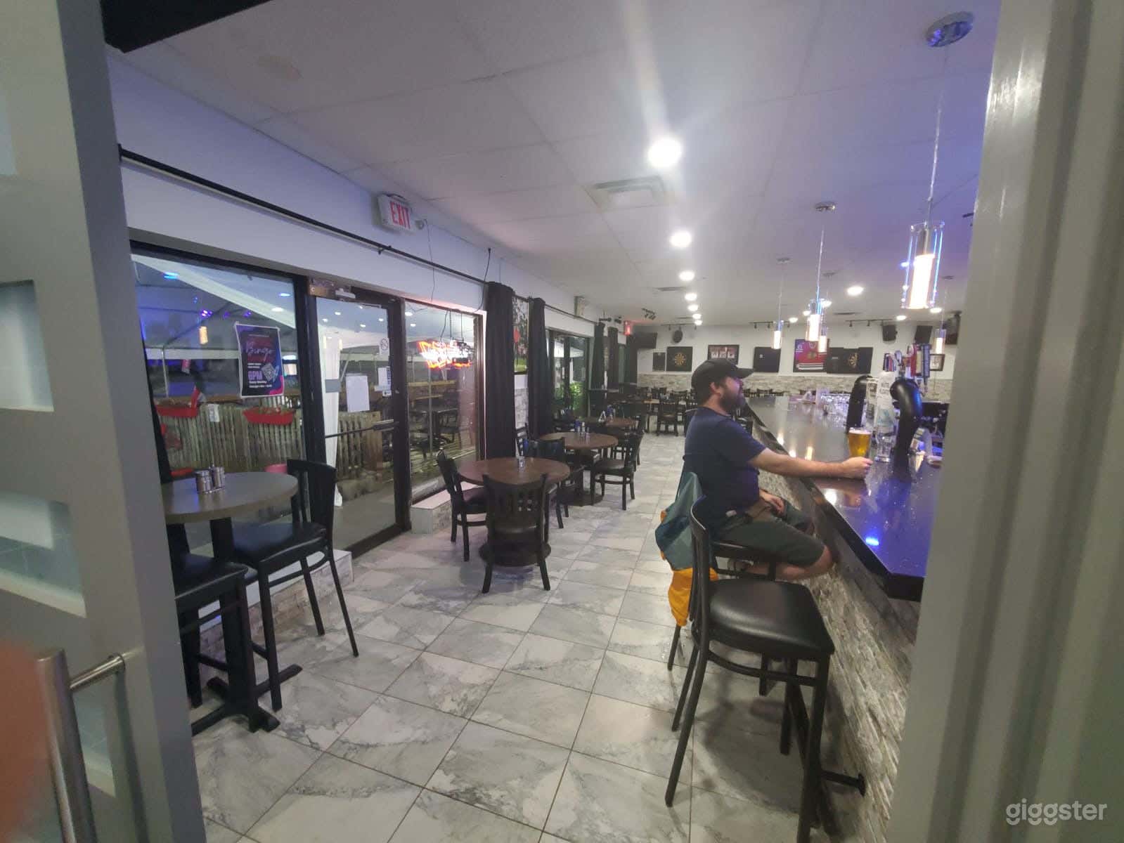 Modern Restaurant/Bar  Photo 4