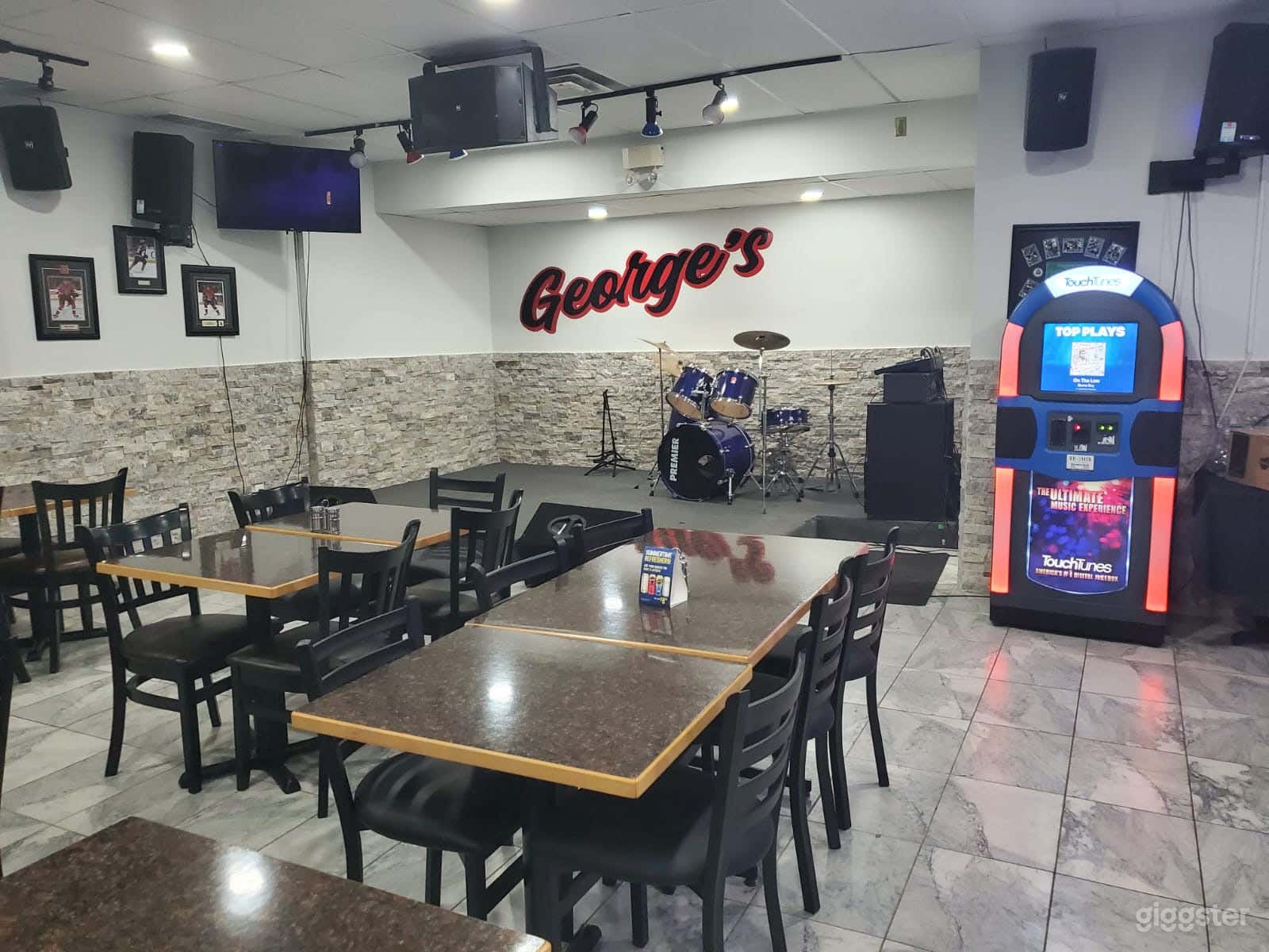 Modern Restaurant/Bar  Photo 2