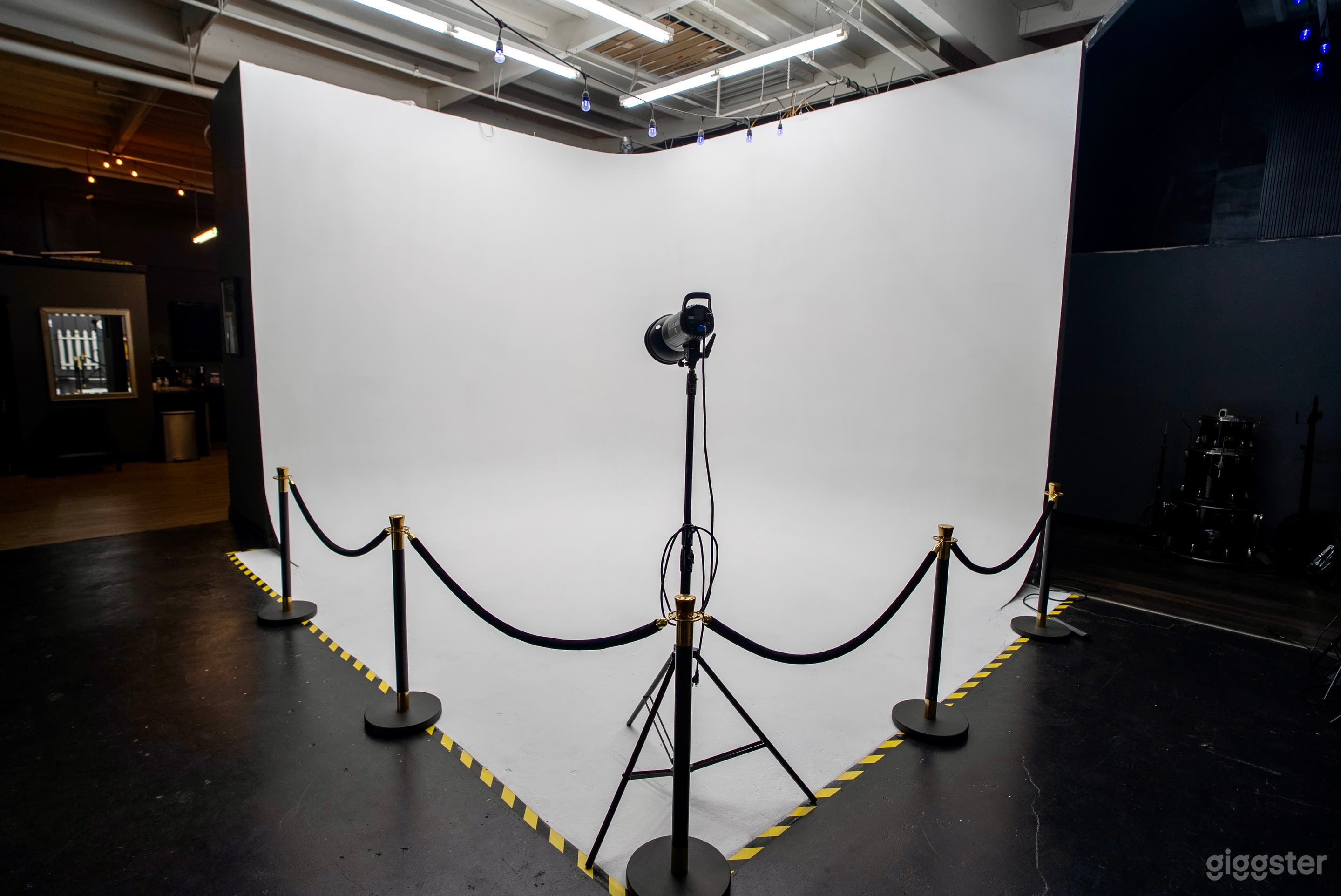 Professional Cyc Wall for Photography Film Podcast & Casting Photo 2