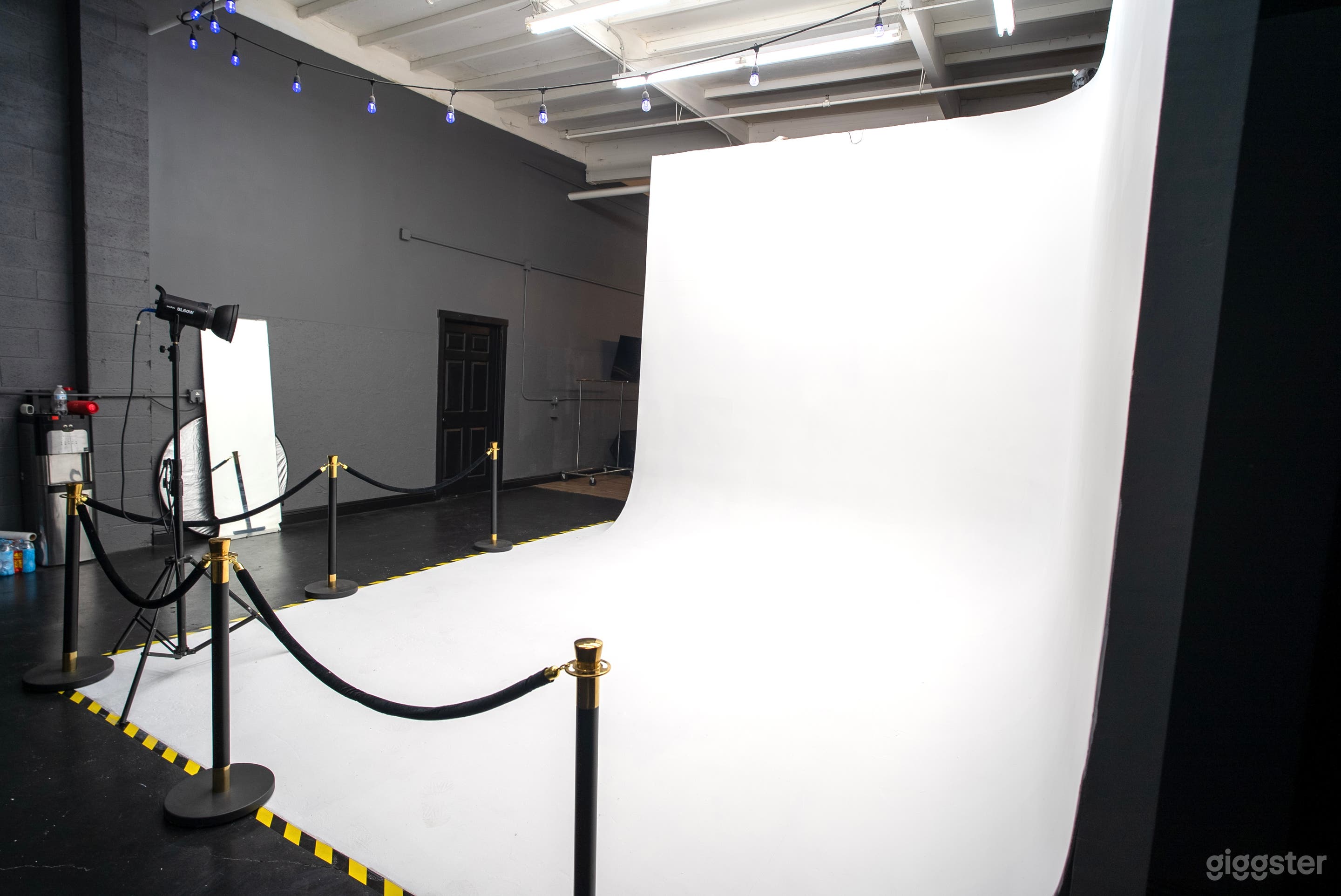 Professional Cyc Wall for Photography Film Podcast & Casting Photo 3