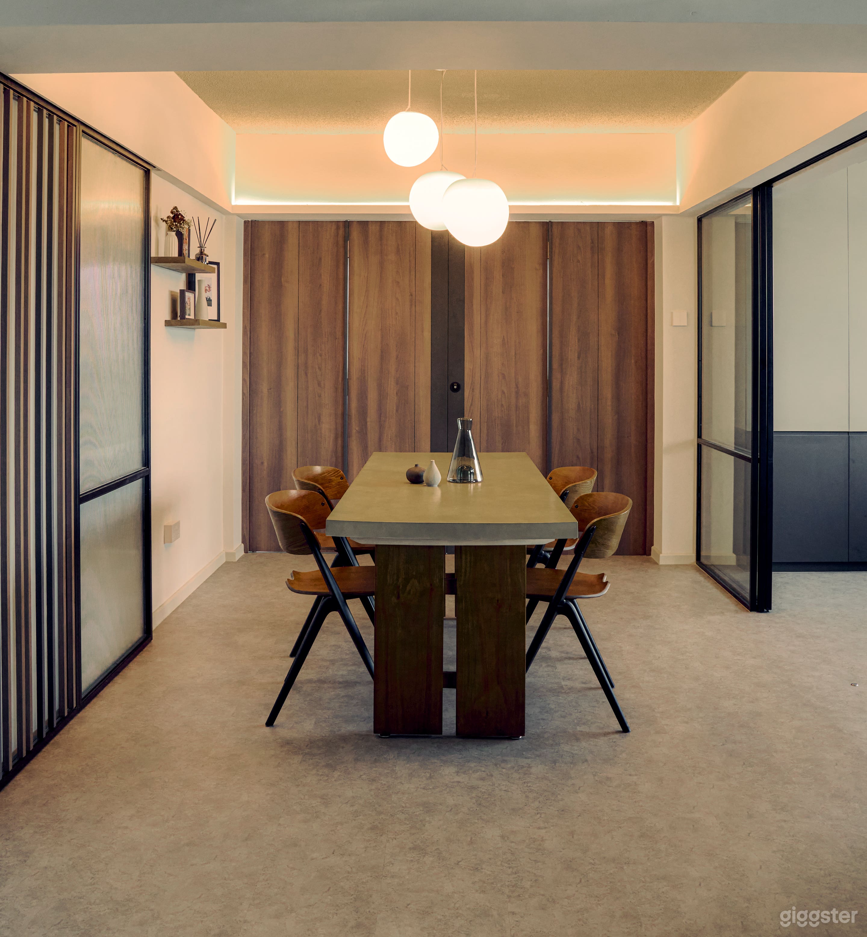 Modern Open-Concept Minimalist Apartment Photo 2