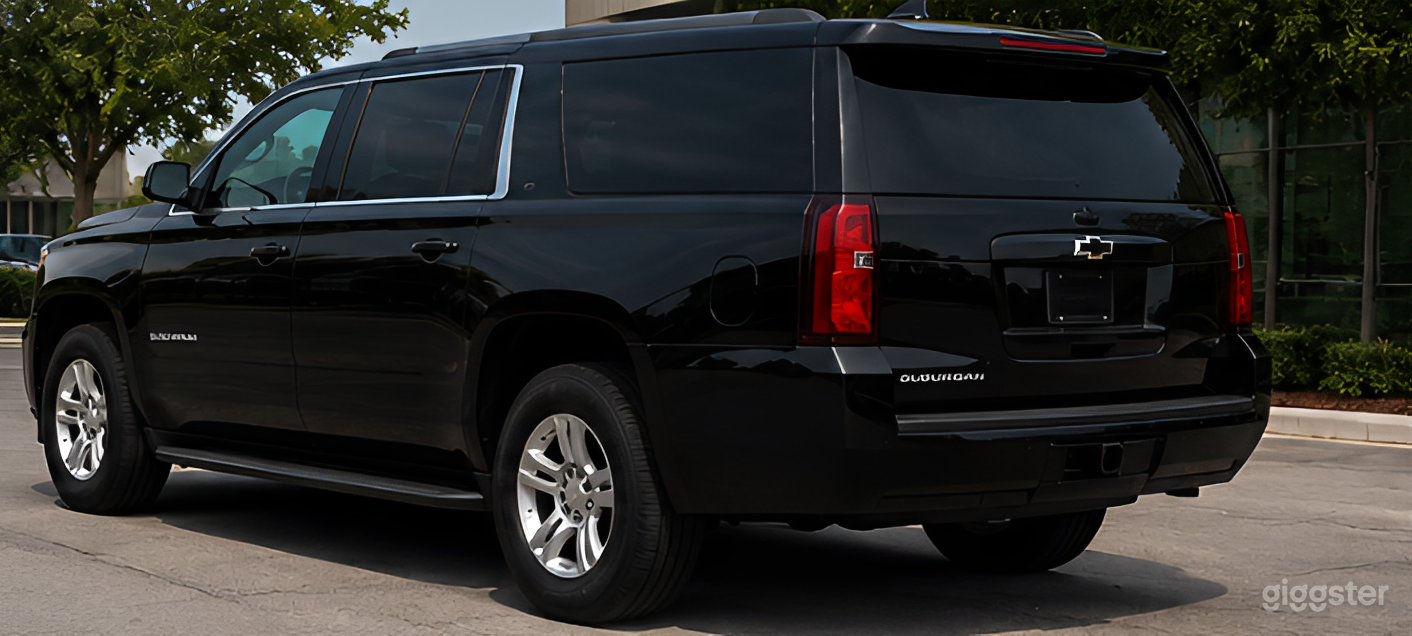 Luxury Chevrolet Suburban SUV Photo 2