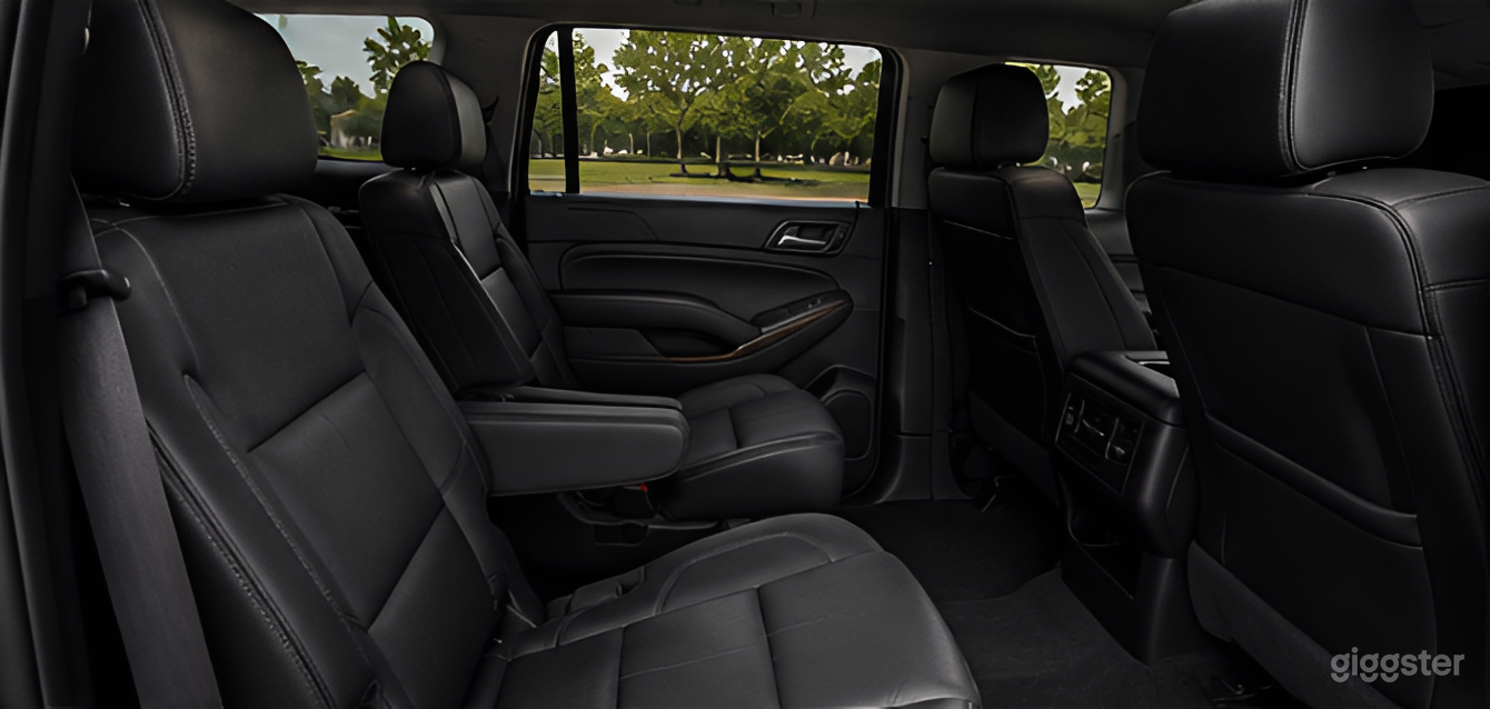 Luxury Chevrolet Suburban SUV Photo 3