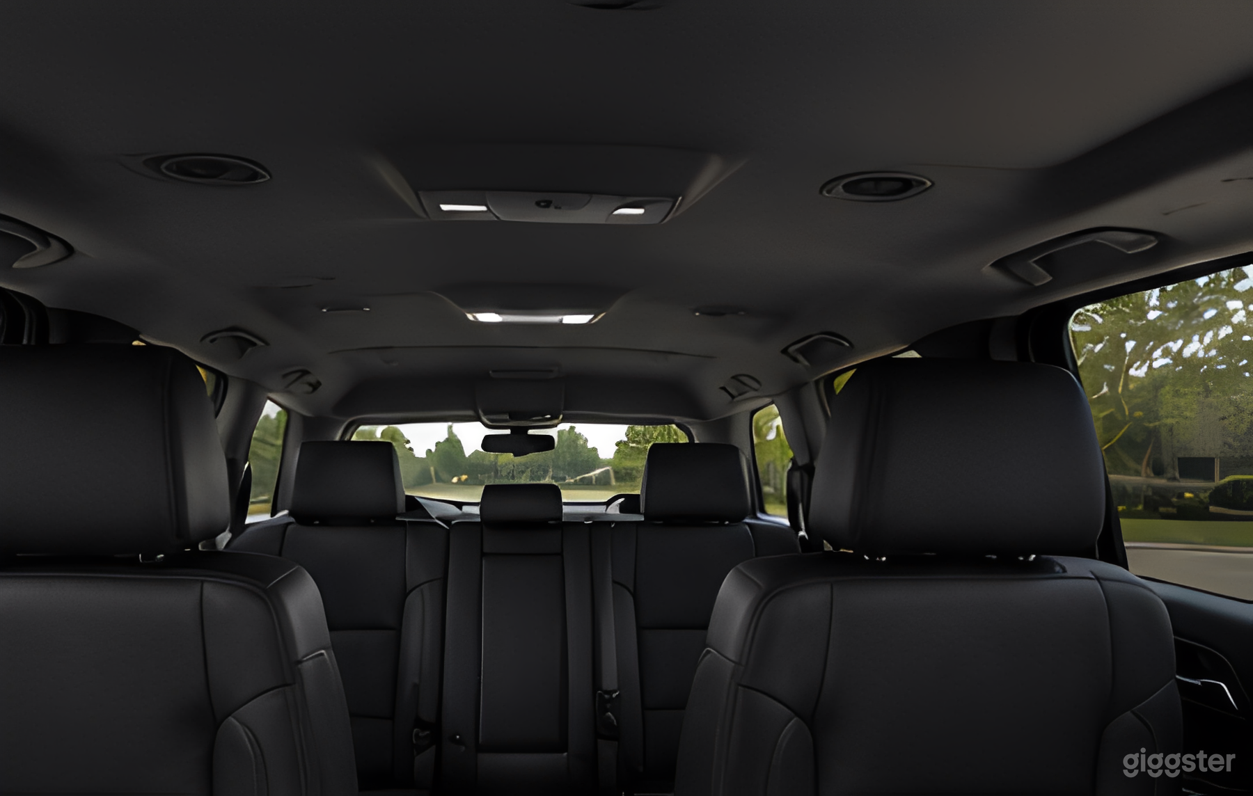 Luxury Chevrolet Suburban SUV Photo 4