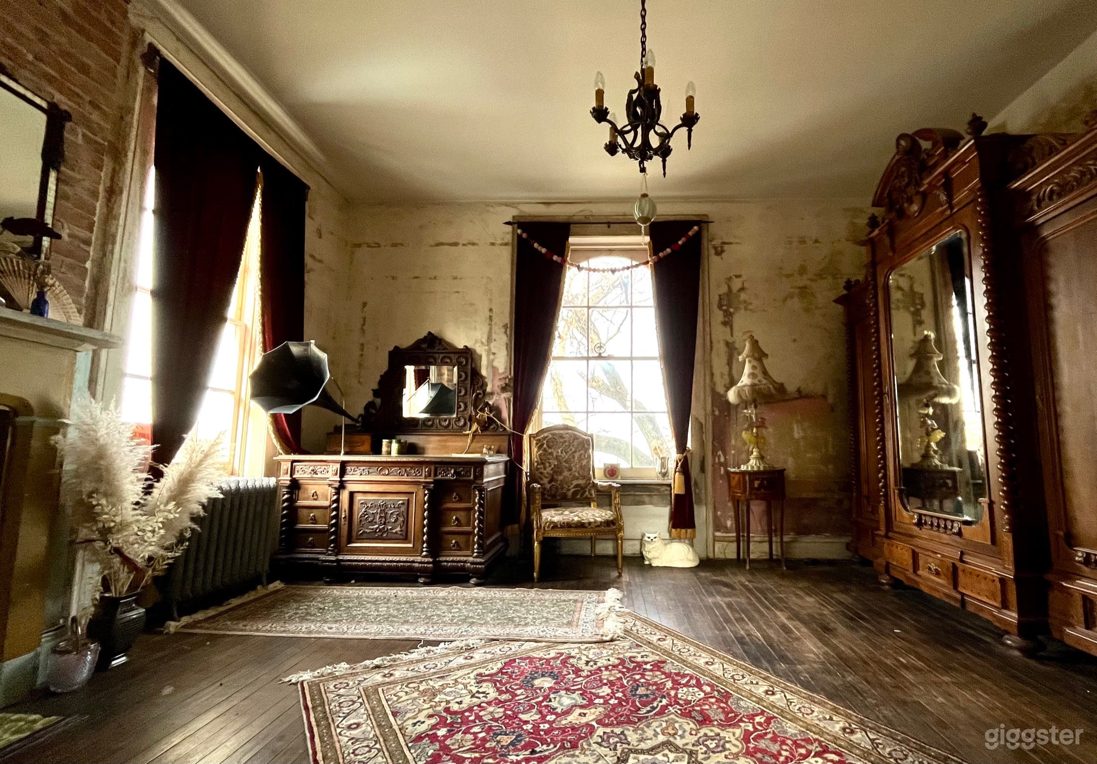 Historical Mansion with Gardens and Pool Photo 3