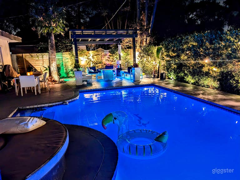  Casa di produzione modernista di metà secolo con piscina 
