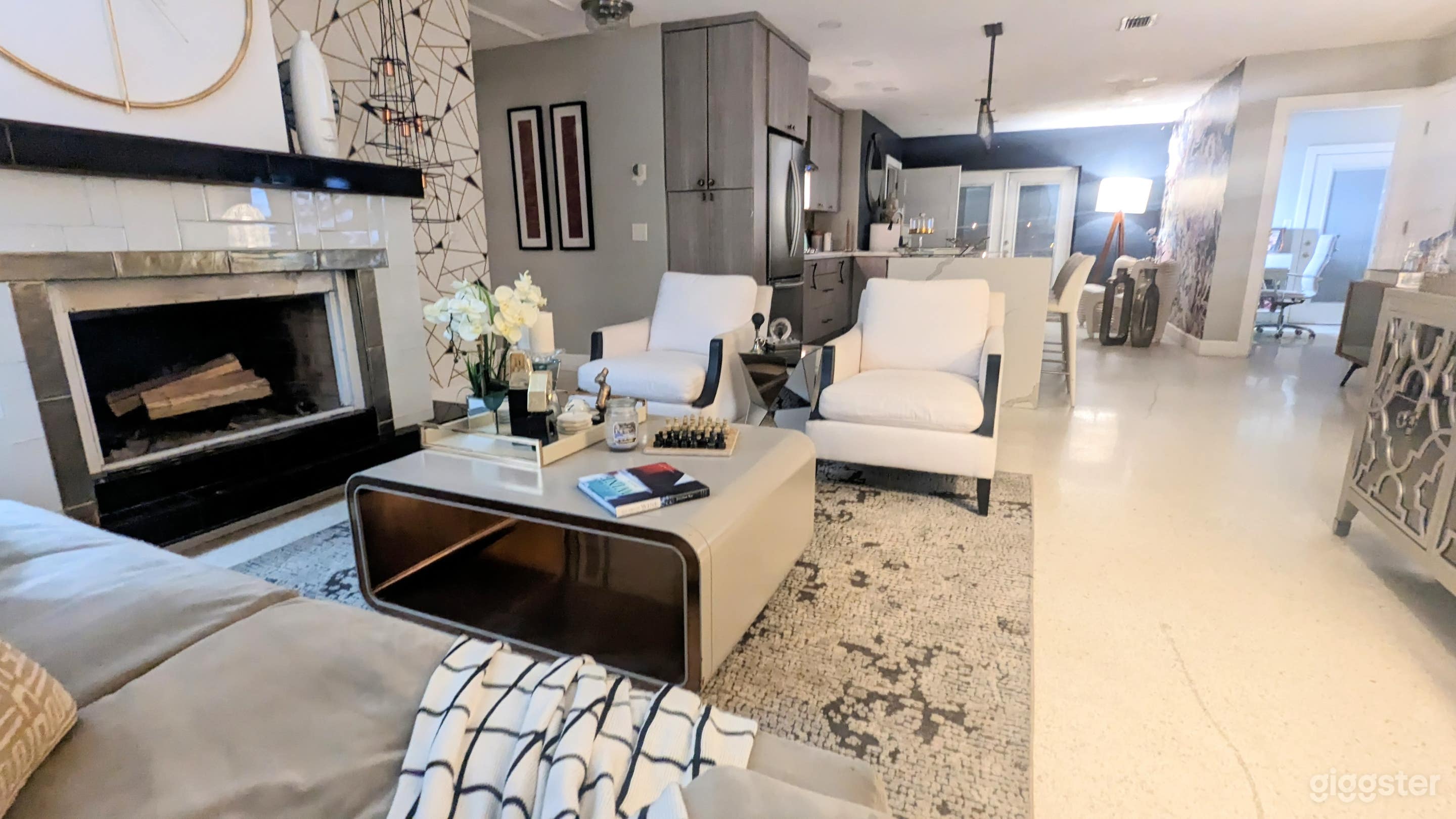 Mid-Century Modern Production House with pool Photo 3