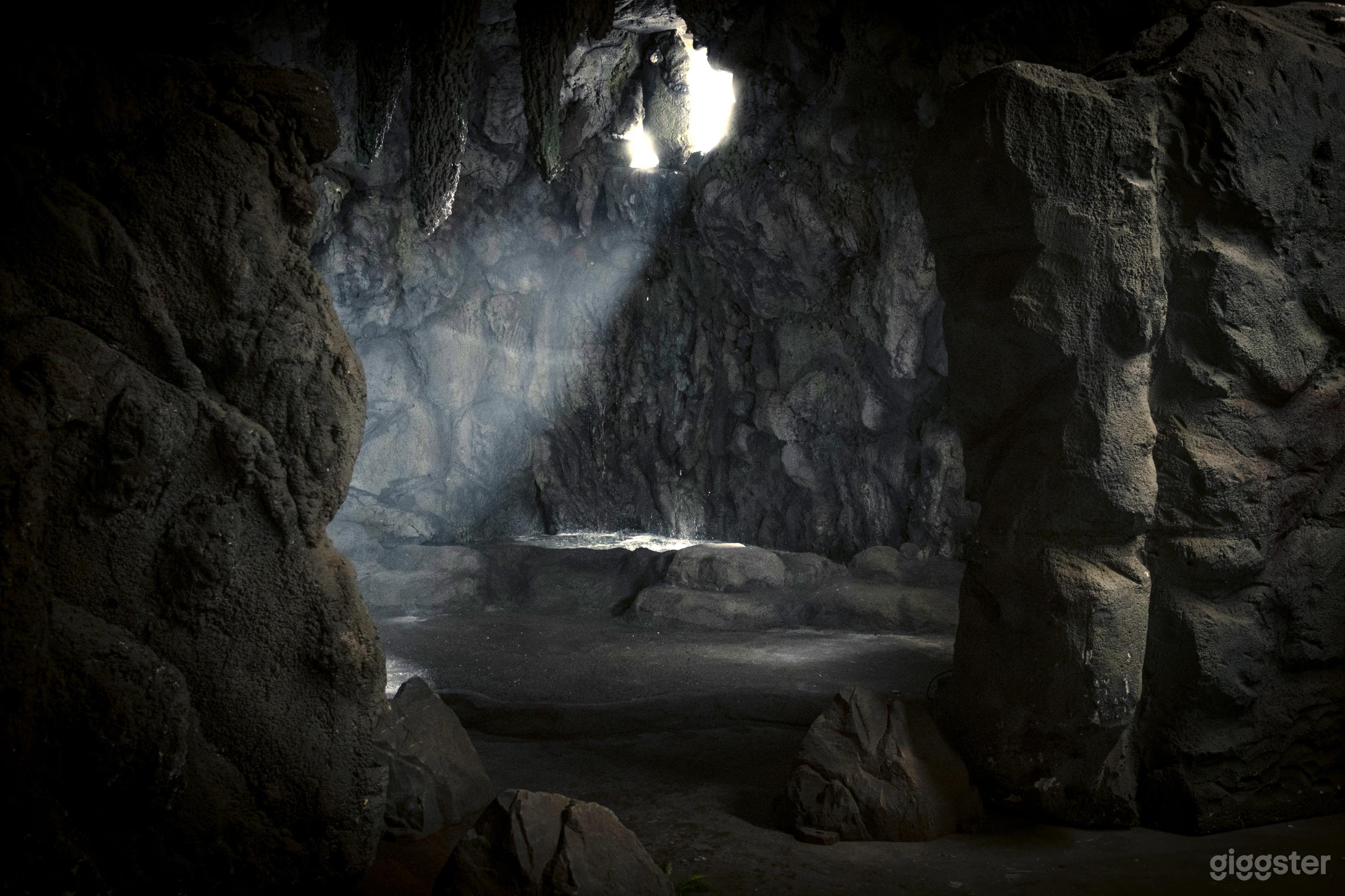 6K sq/ft of Sci Fi, Fantasy, and Horror Photo 3