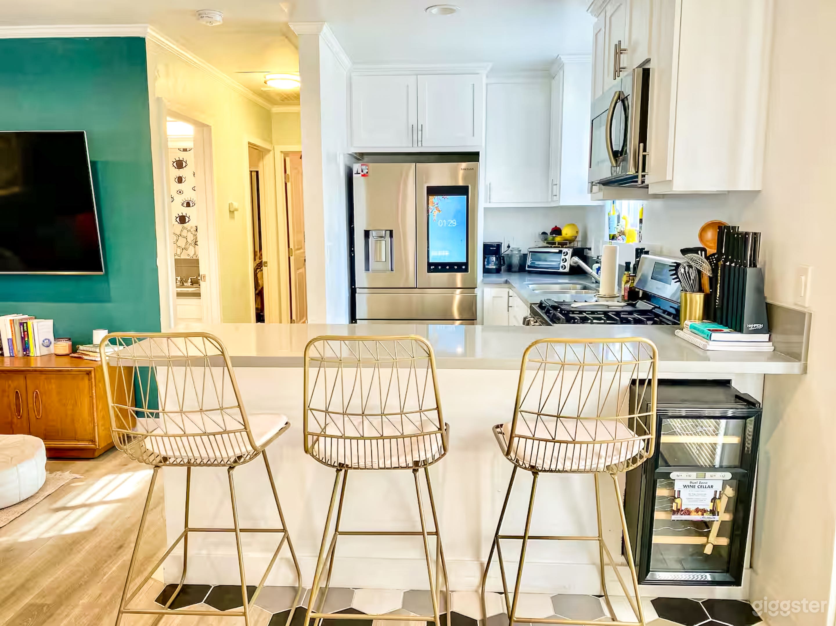 Bright Contemporary Los Angeles Home with Open Layout Photo 2
