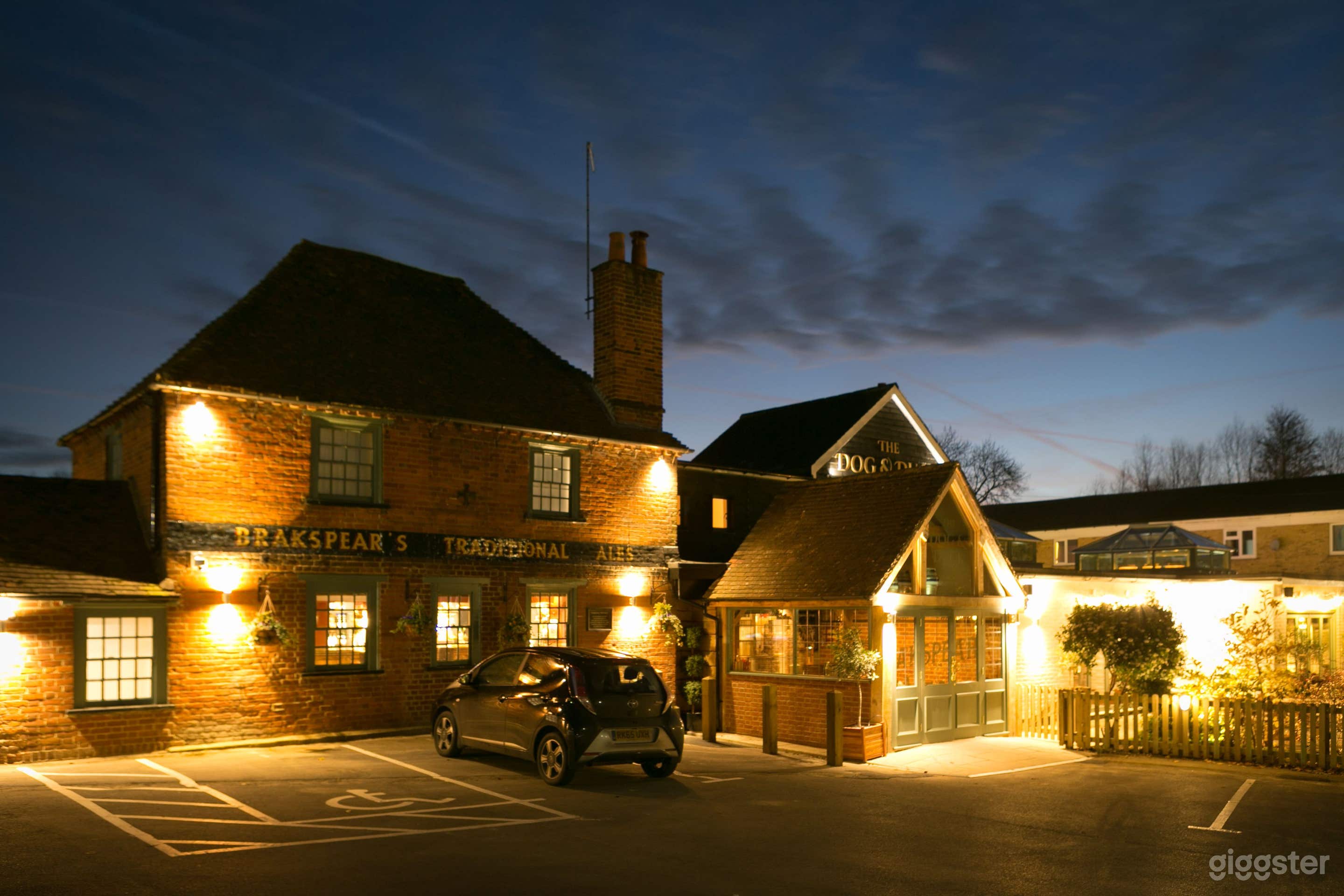 Traditional English Pub in Wokingham  Photo 1