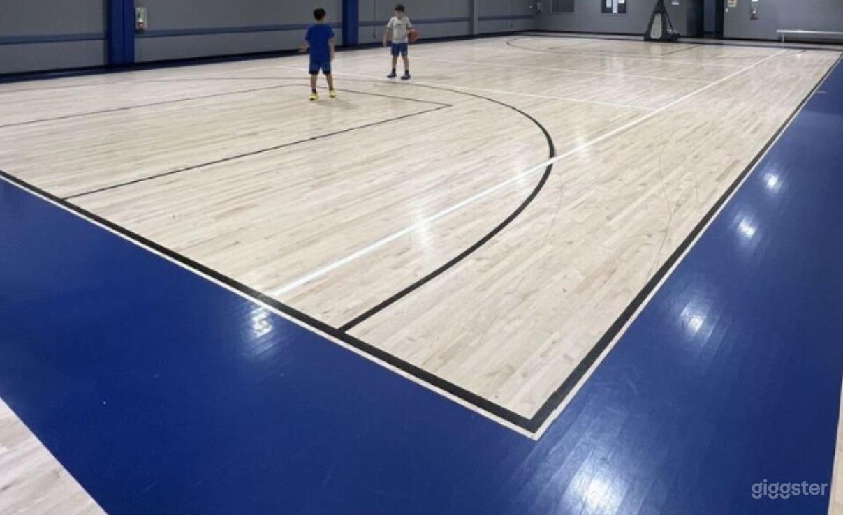 Modern and Basic Indoor Basketball Court Photo 3