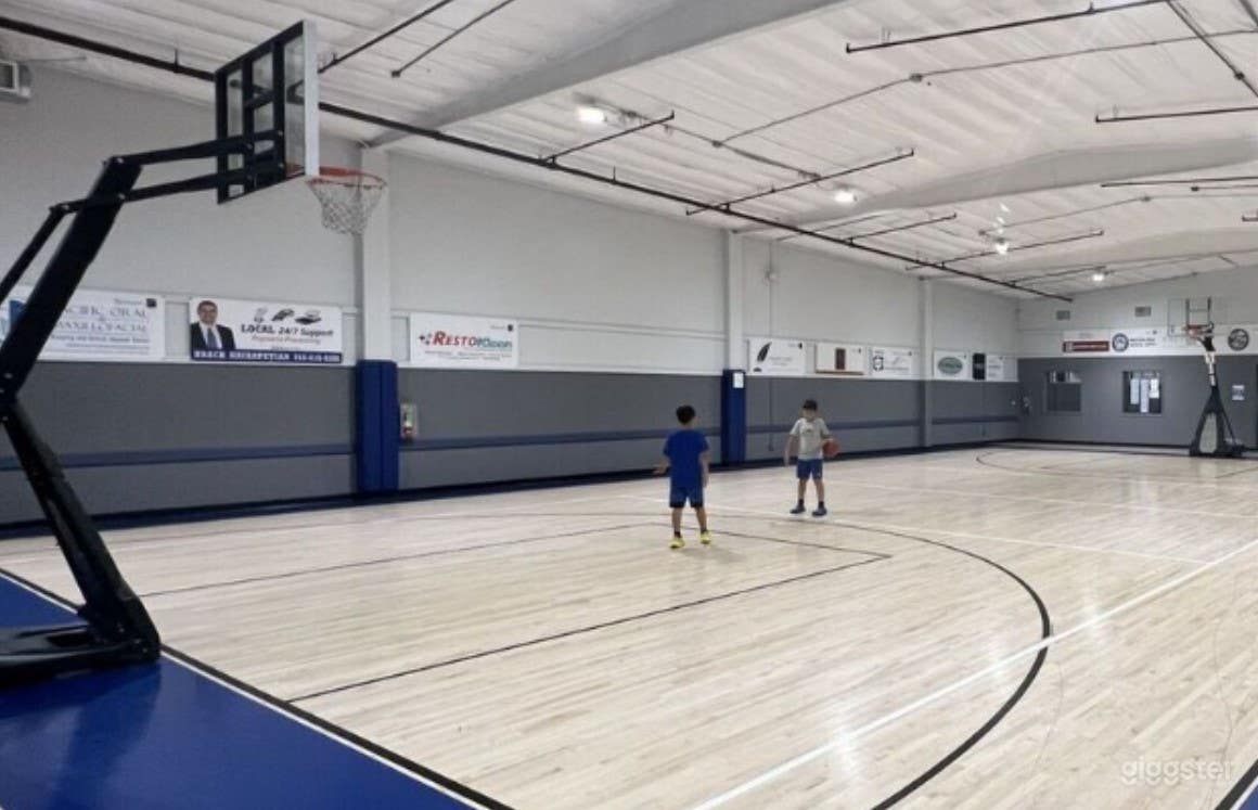 Modern and Basic Indoor Basketball Court Photo 4