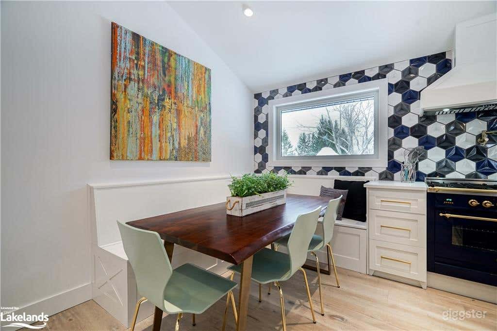 Modern Bungalow On Massive Property With Creek Photo 4