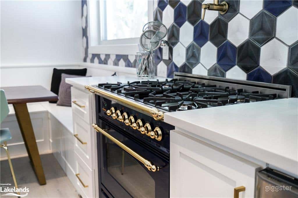 Modern Bungalow On Massive Property With Creek Photo 3