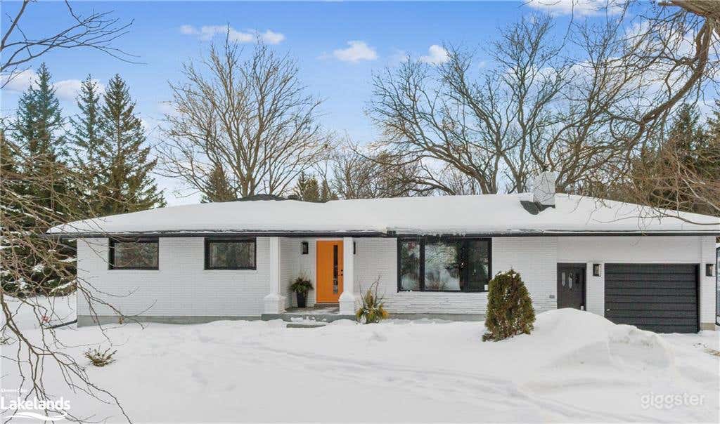 Modern Bungalow On Massive Property With Creek Photo 2