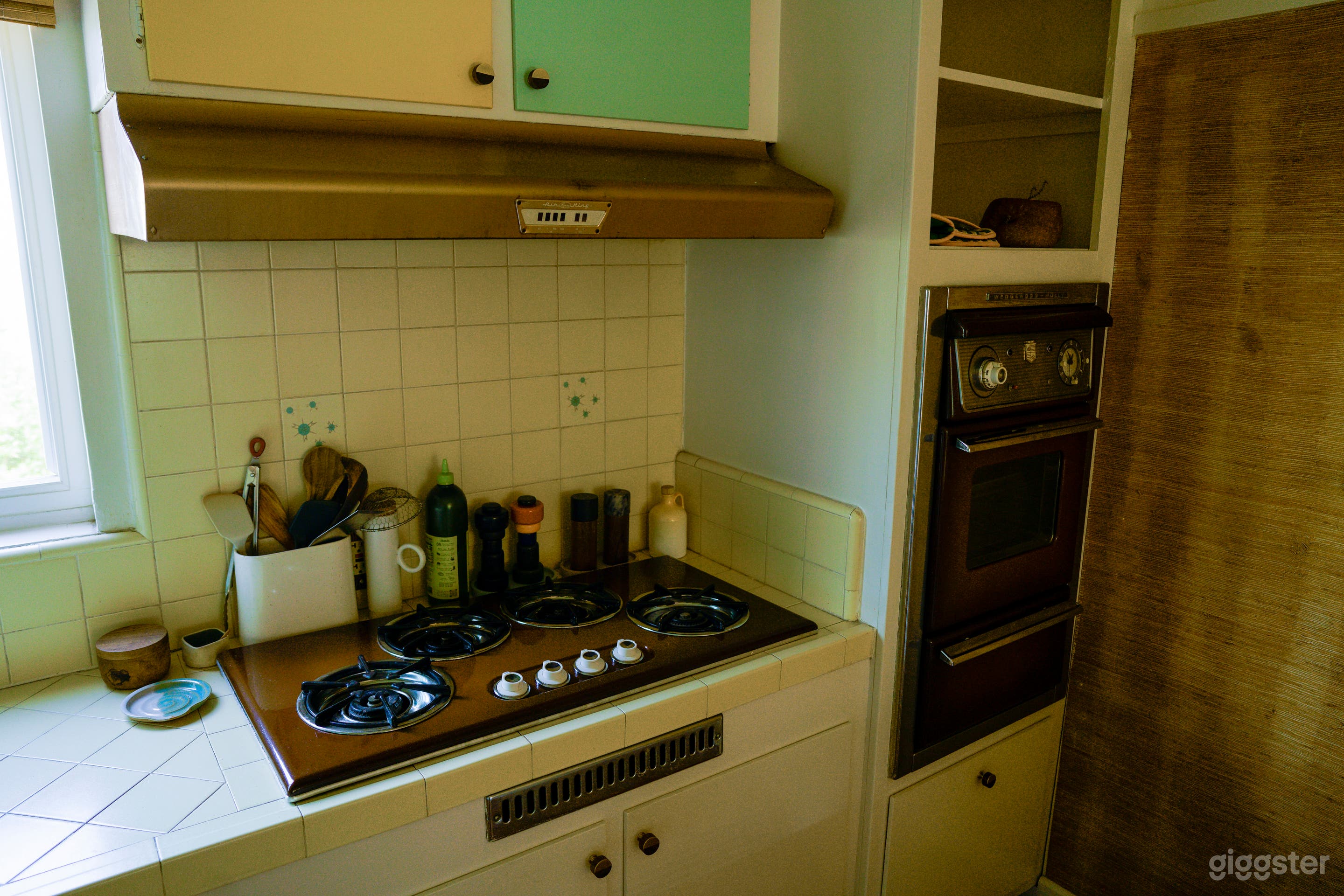 Vintage Hollywood Regency Apartment Photo 2