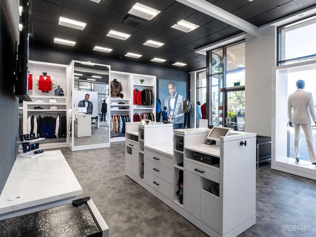 Luxury Retail Store with Built-In Photo Wall Photo 2