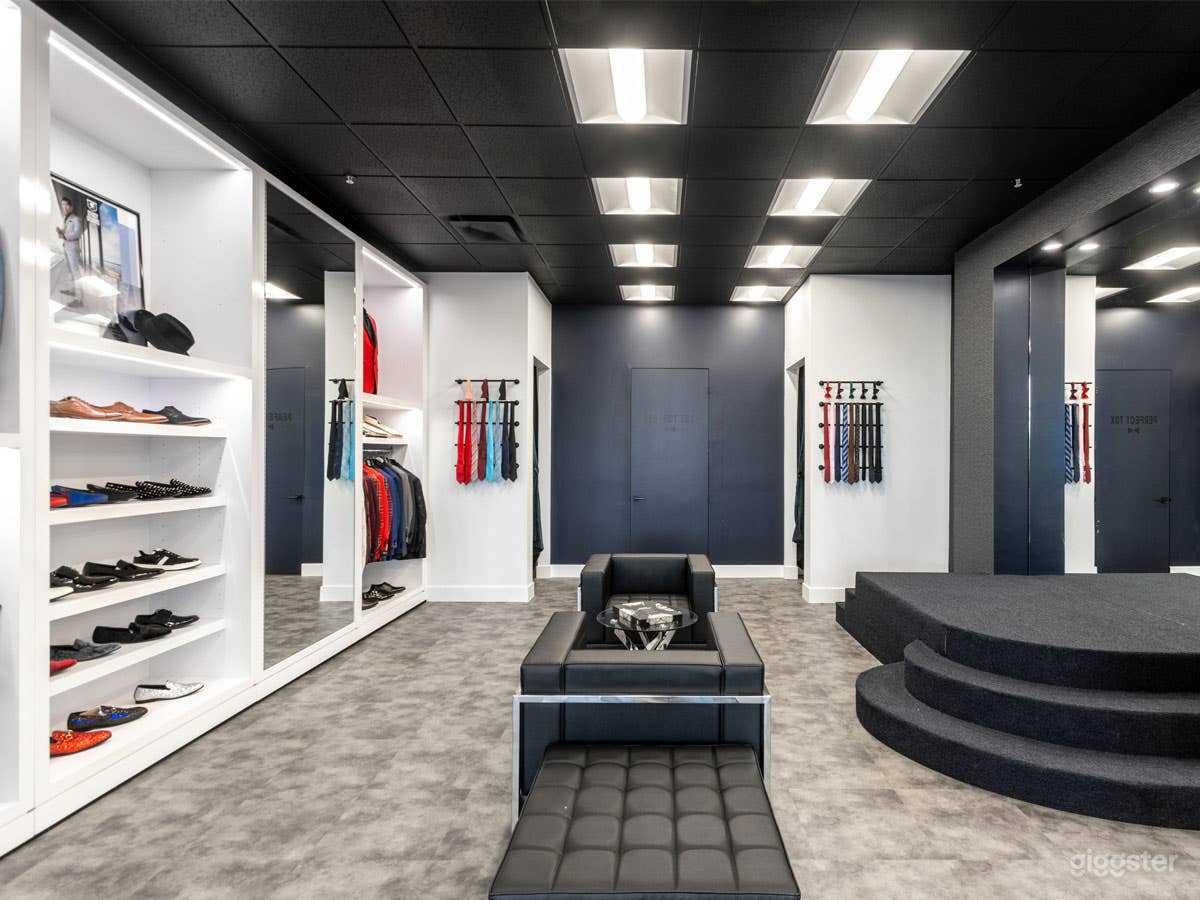 Luxury Retail Store with Built-In Photo Wall Photo 4