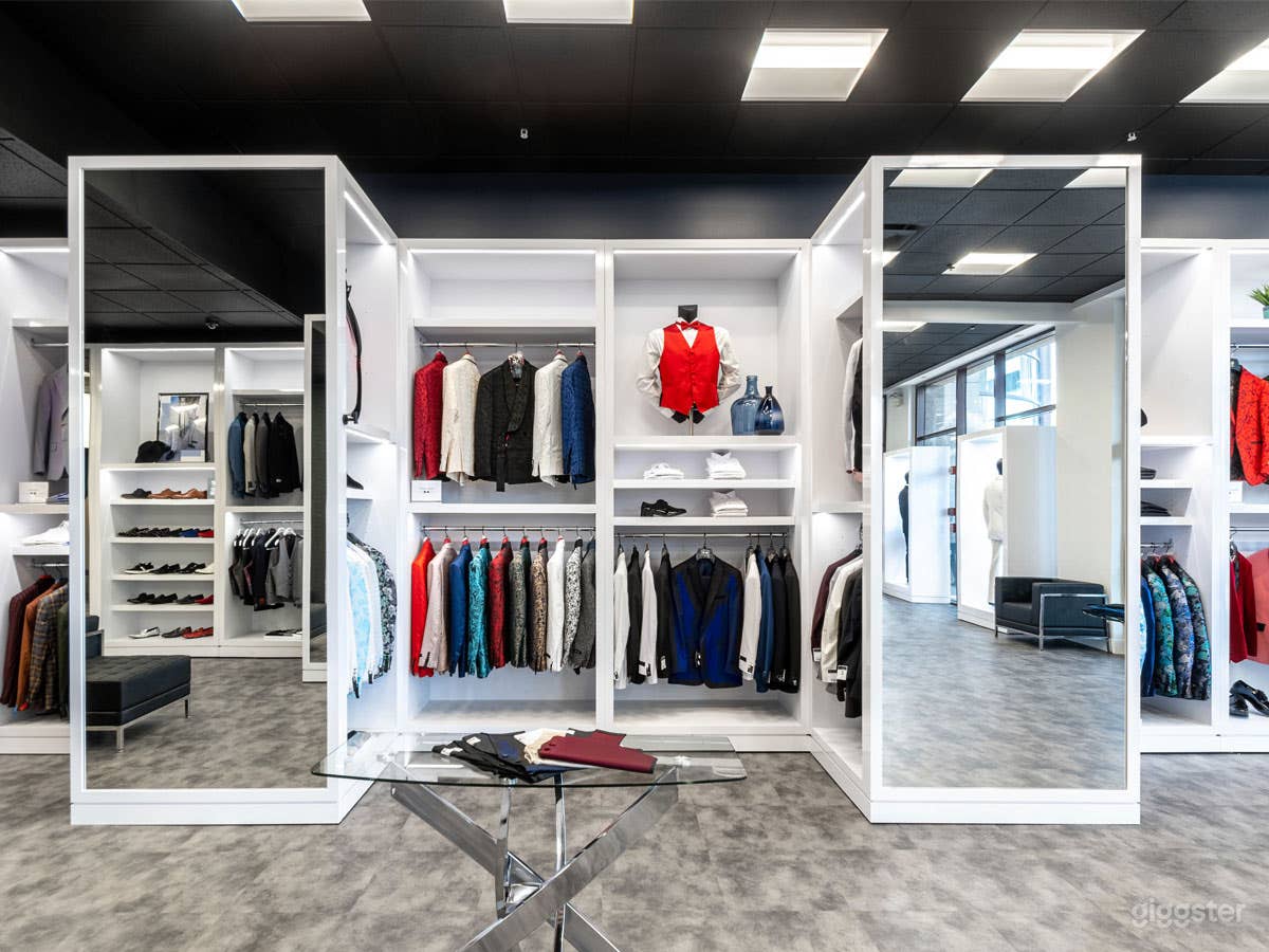 Luxury Retail Store with Built-In Photo Wall Photo 3