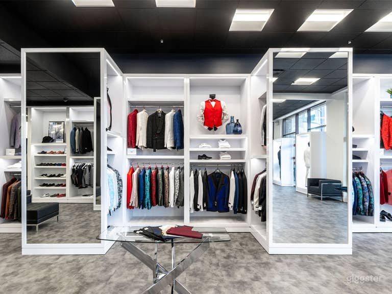  Luxury Retail Store with Built-In Photo Wall 
