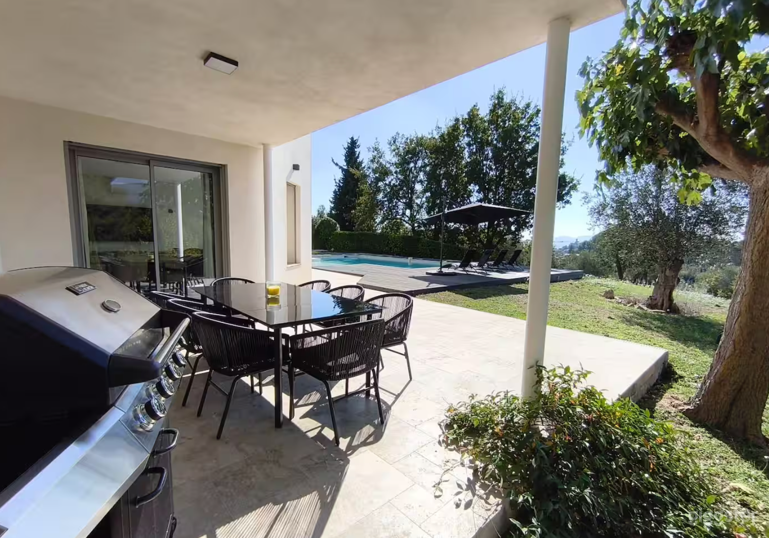 Photo de Villa moderne lumineuse avec grandes terrasses & piscine pour tournage... 4