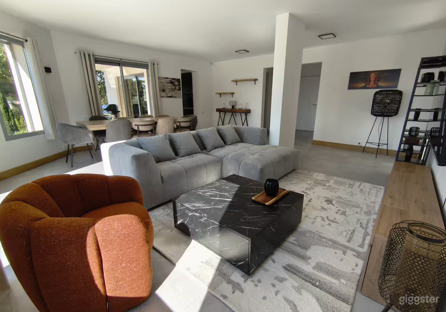 Photo de Villa moderne lumineuse avec grandes terrasses & piscine pour tournage... 1