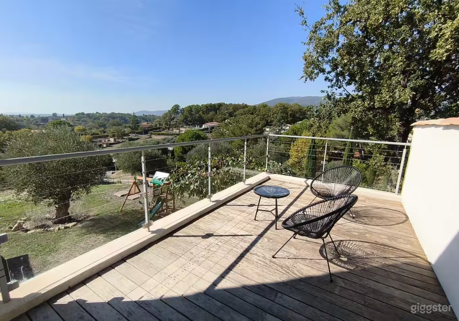 Photo de Villa moderne lumineuse avec grandes terrasses & piscine pour tournage... 3