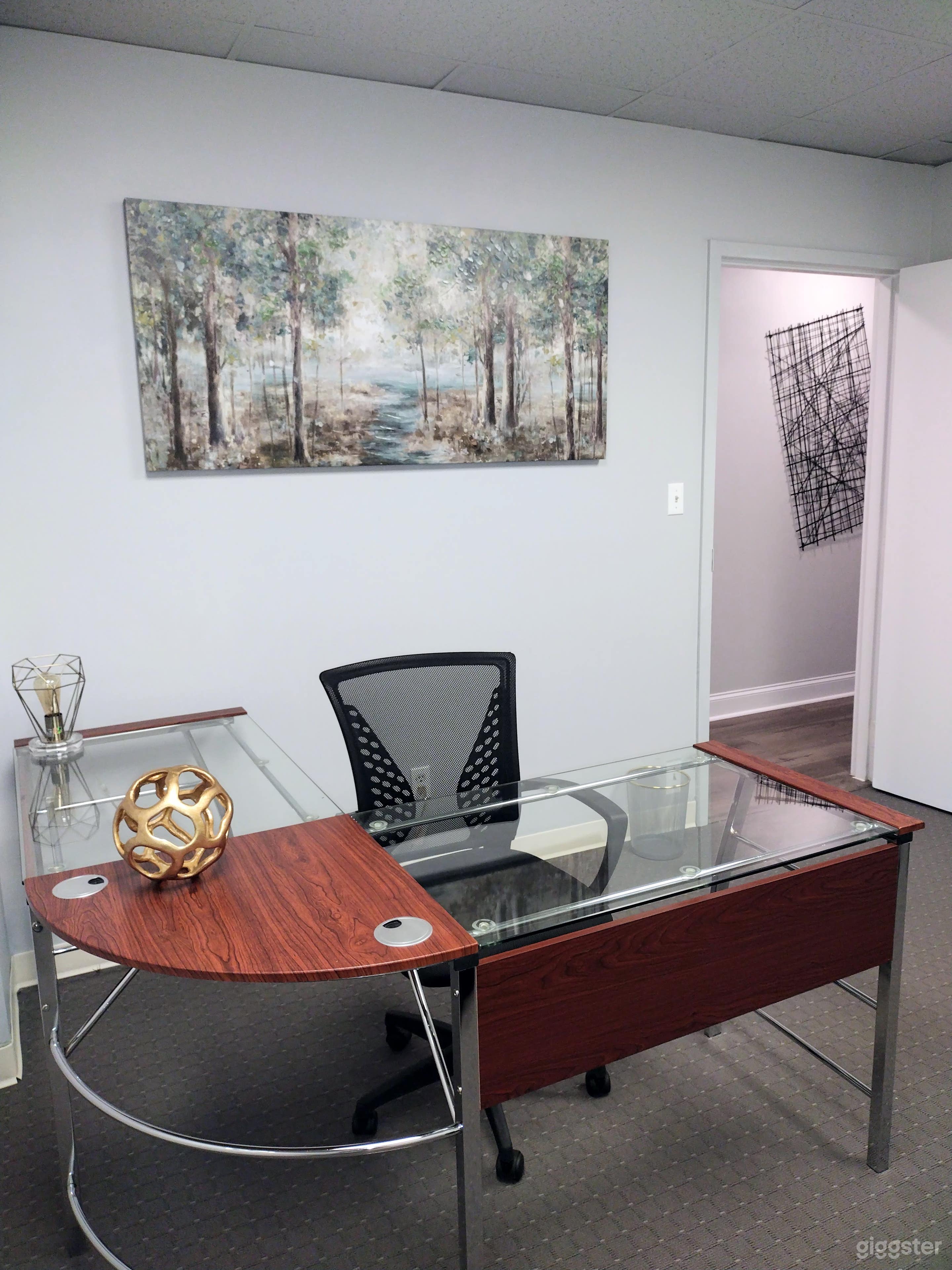 Fresh and Cozy Green-Themed Office Photo 4