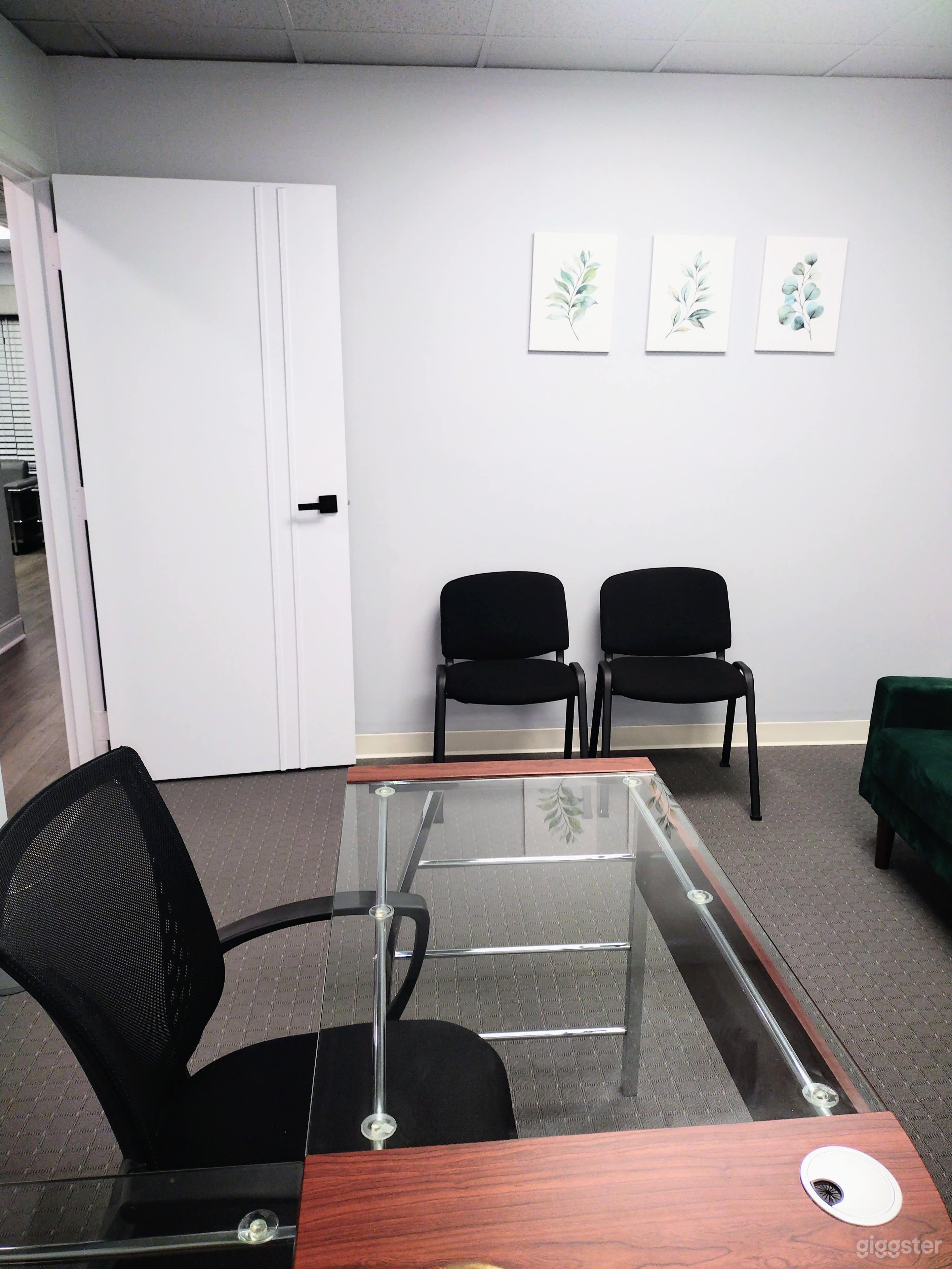 Fresh and Cozy Green-Themed Office Photo 3