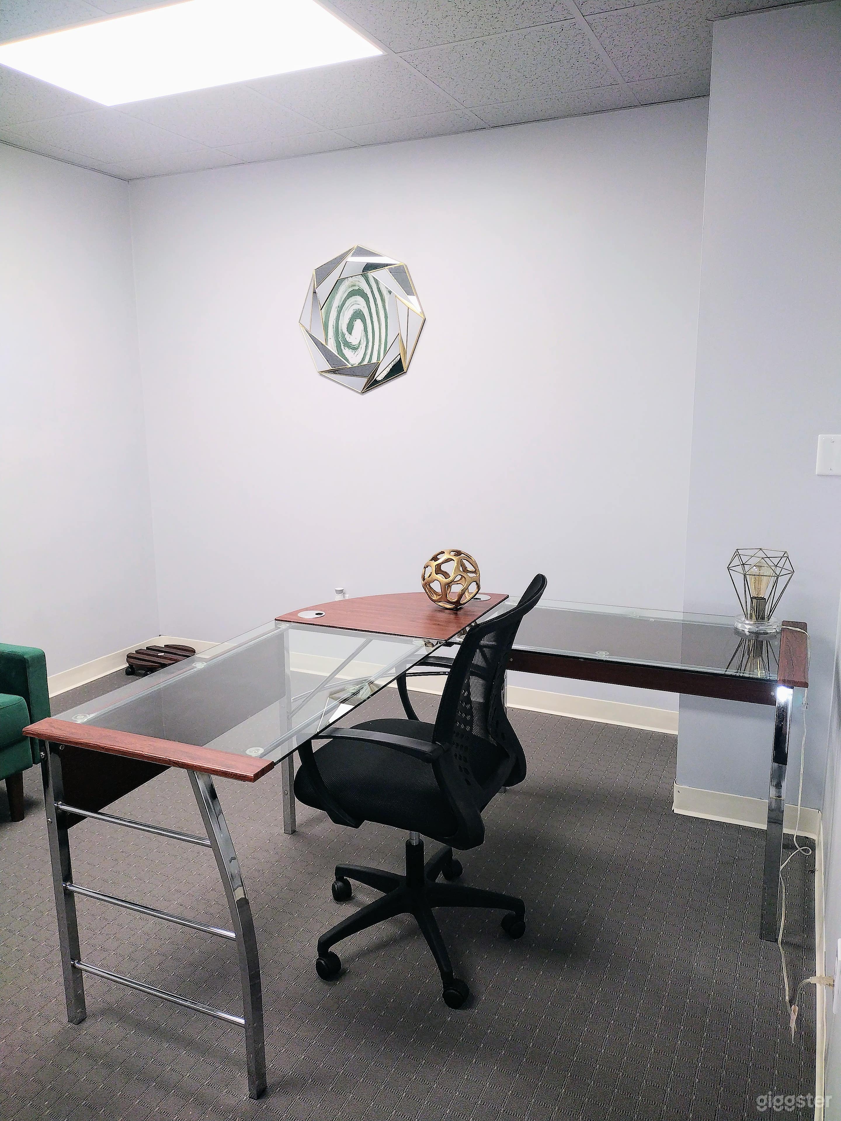 Fresh and Cozy Green-Themed Office Photo 2