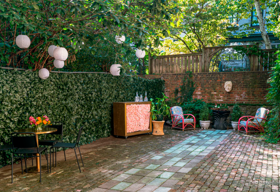 Charming Open Paved Garden in Brooklyn Photo 3