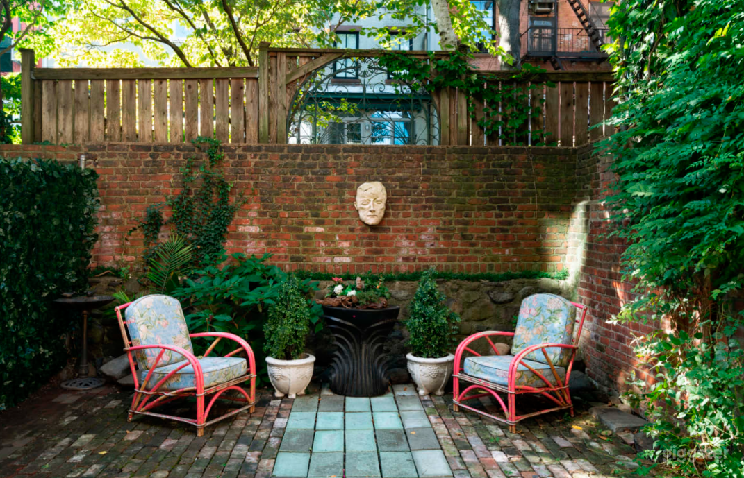 Charming Open Paved Garden in Brooklyn Photo 4