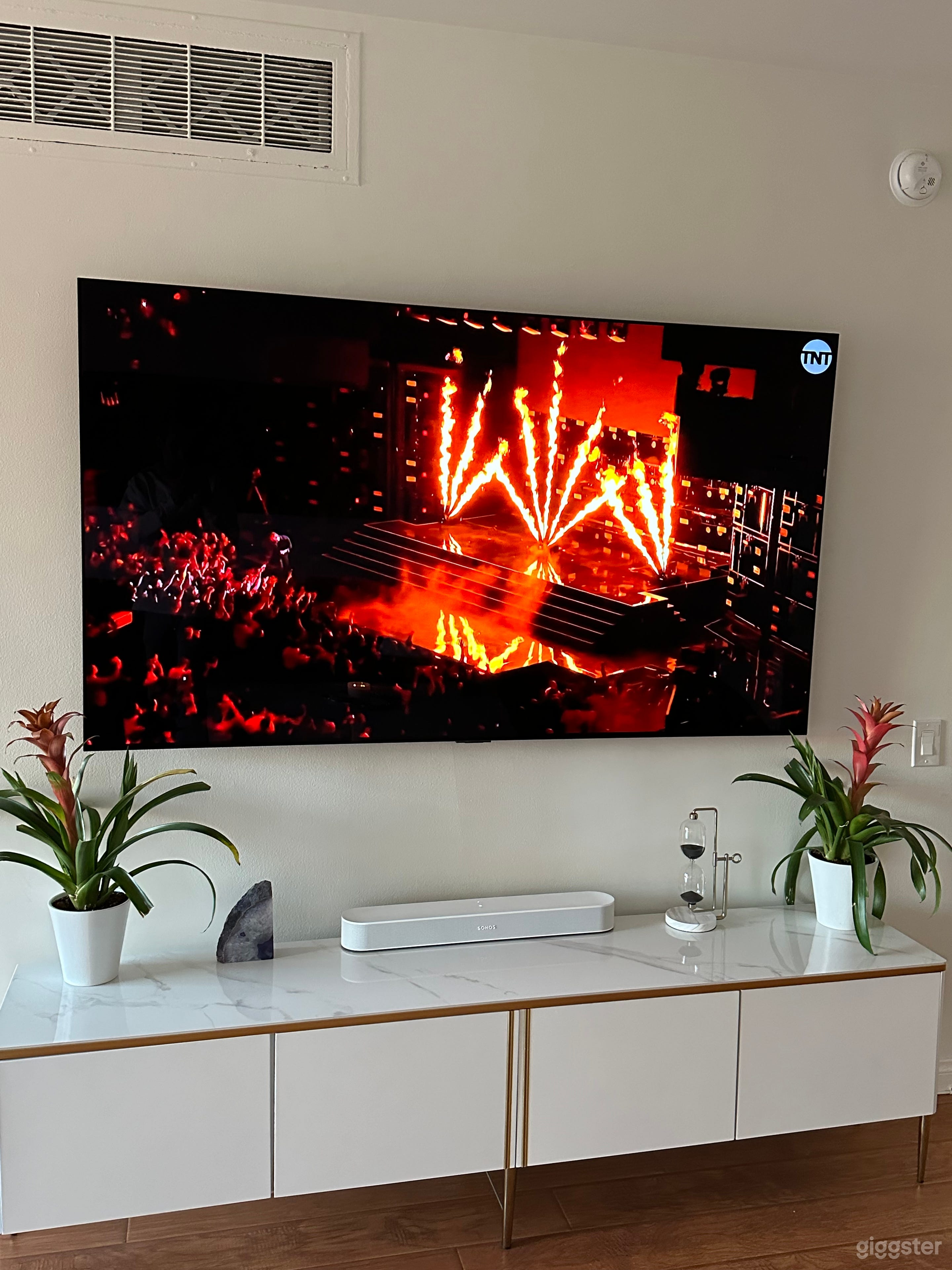 Beautiful High Rise Condo Photo 4