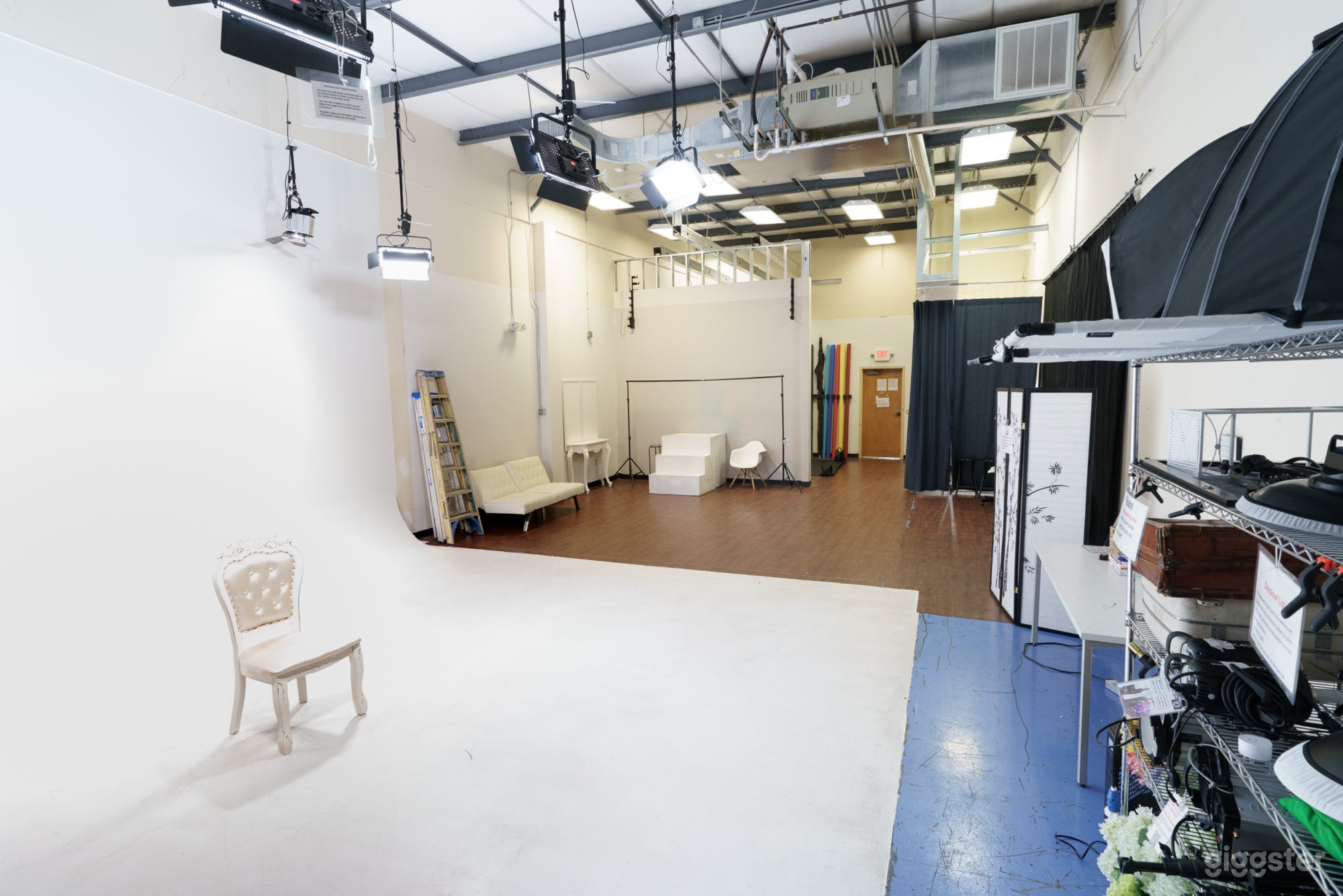 Photo and Video studio with lights and cyc wall Photo 1