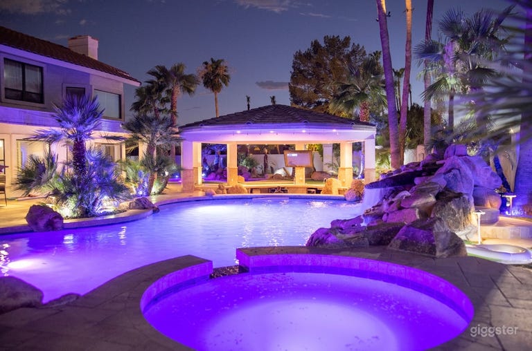  Beautiful lighting for night shooting. 