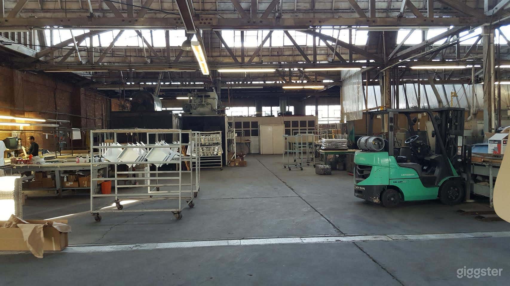 Spacious Warehouse/office/ and private parking. Photo 1