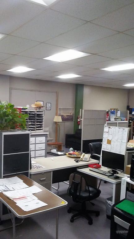 Spacious Warehouse/office/ and private parking. Photo 4