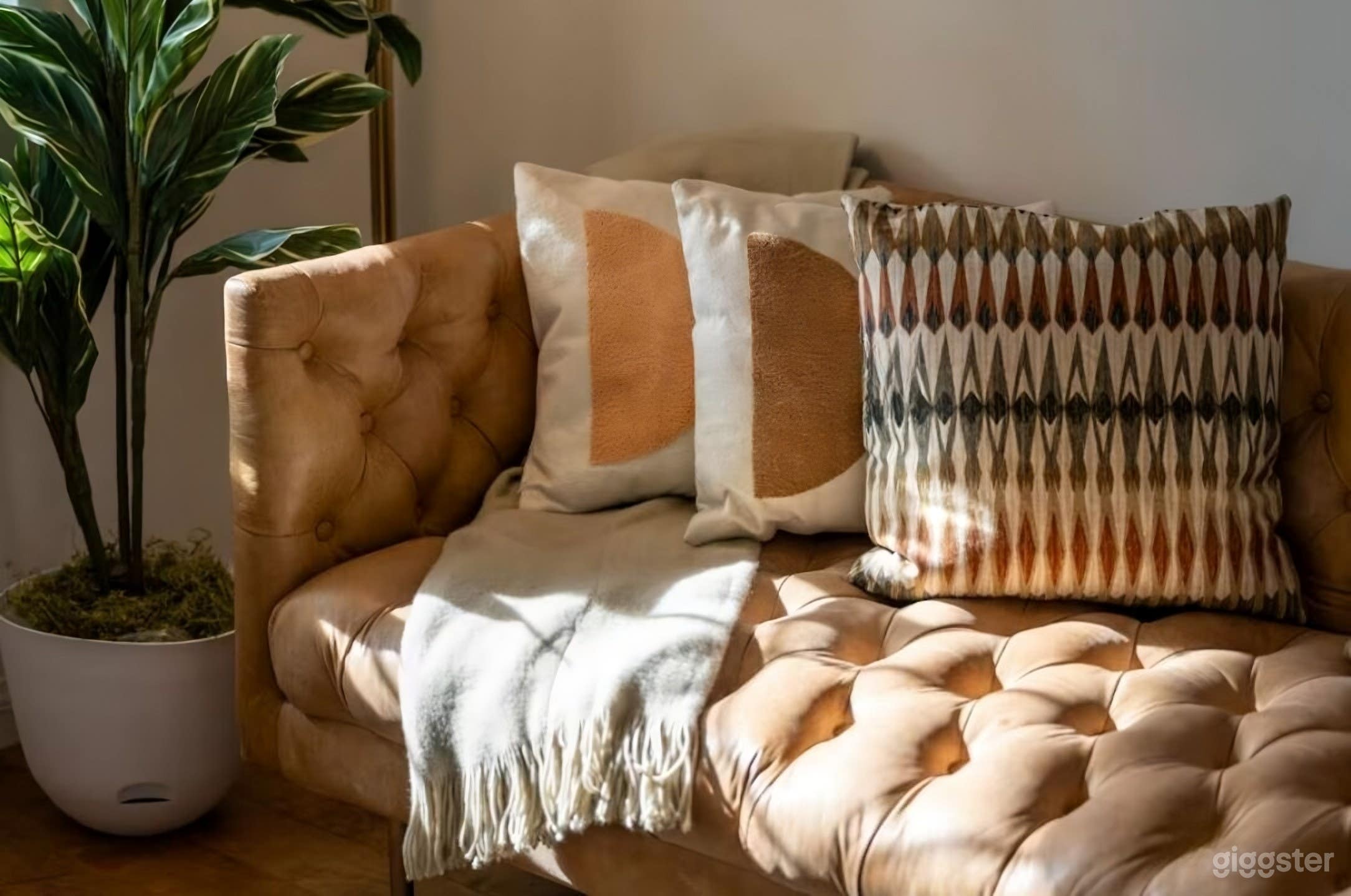 Creative-Ready Modern Home with Flexible Interiors Photo 3