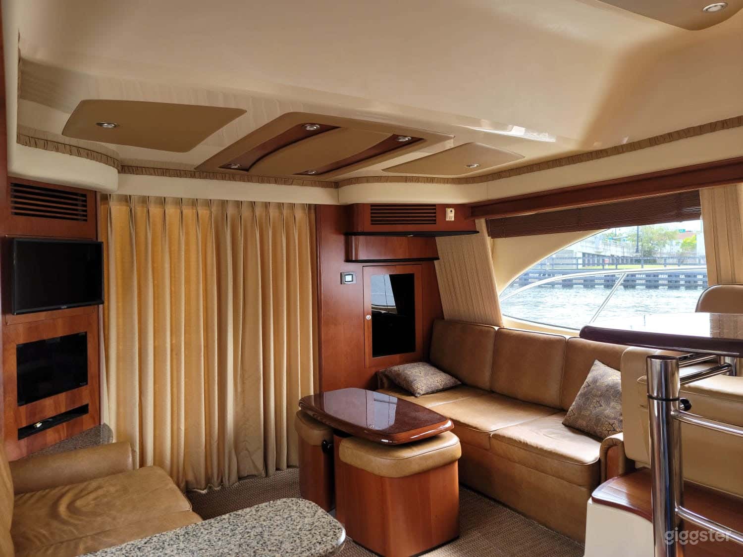 Exceptional 45FT SEA RAY FLYBRIDGE Party Yacht Space Events Photo 1