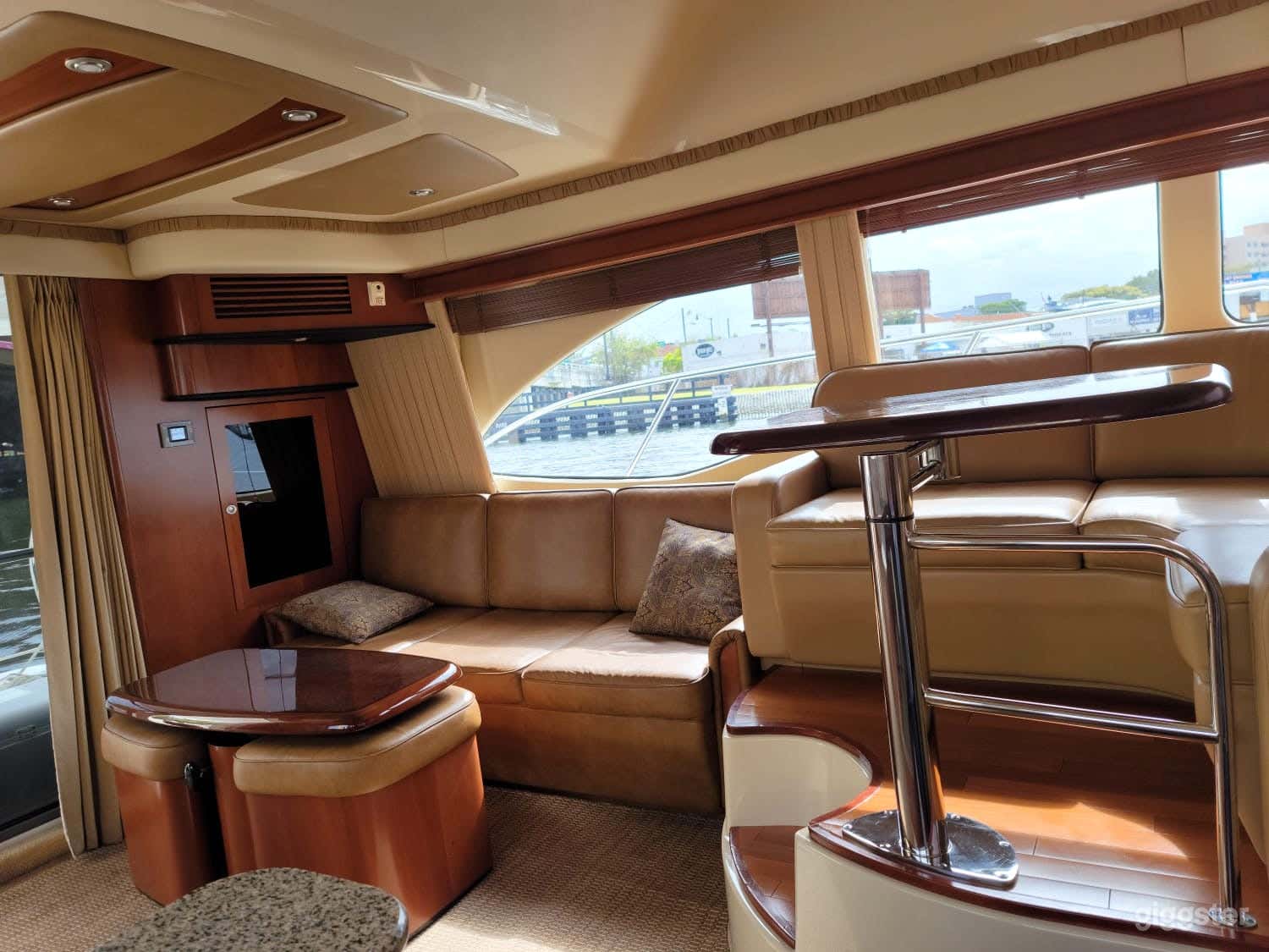 Exceptional 45FT SEA RAY FLYBRIDGE Party Yacht Space Events Photo 2