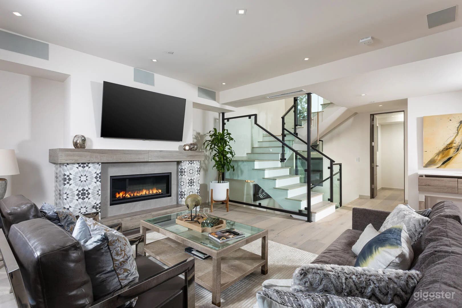 THE Serenity Modern Photo 2